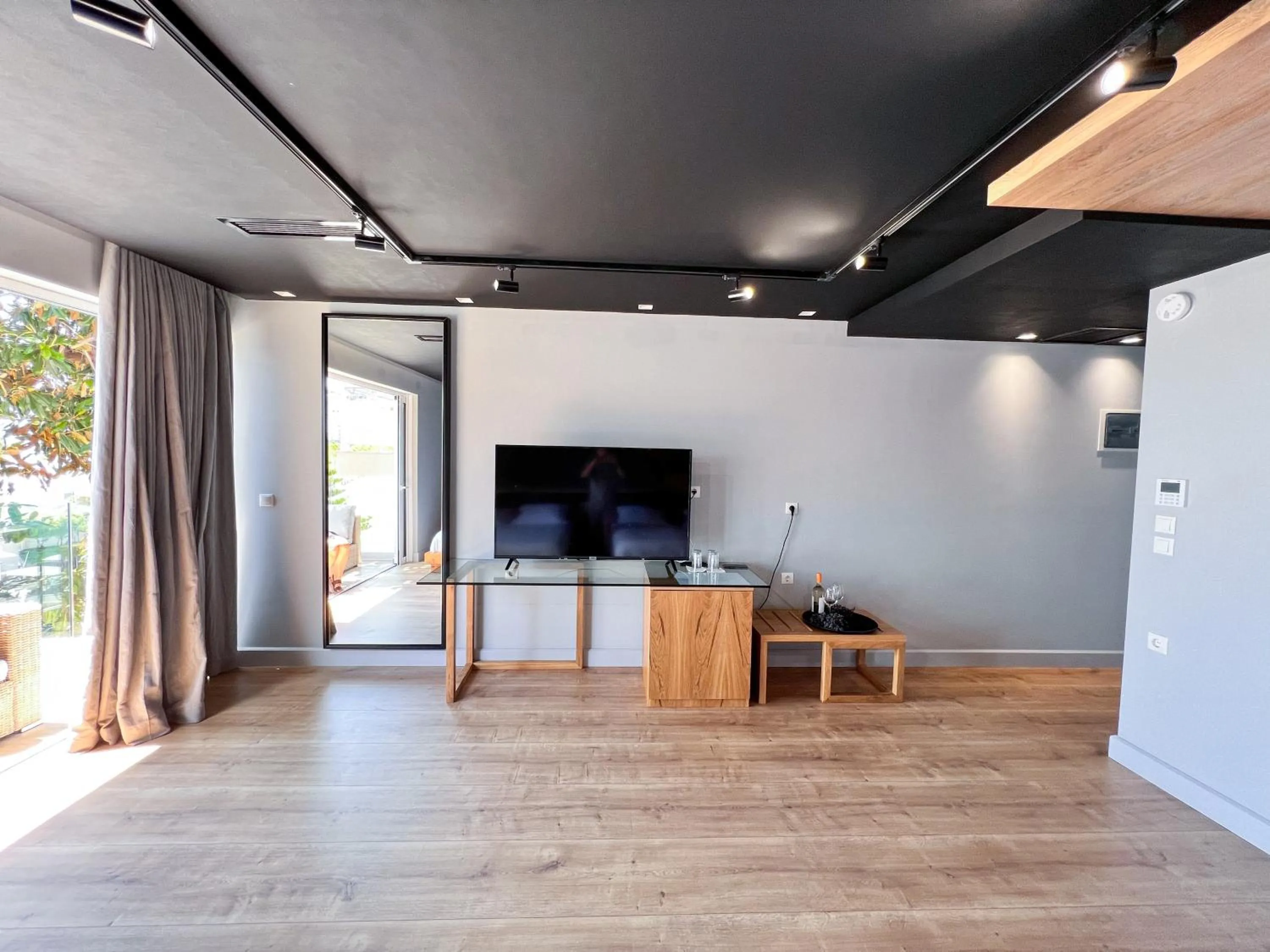 Communal lounge/ TV room in Porto Eda Hotel