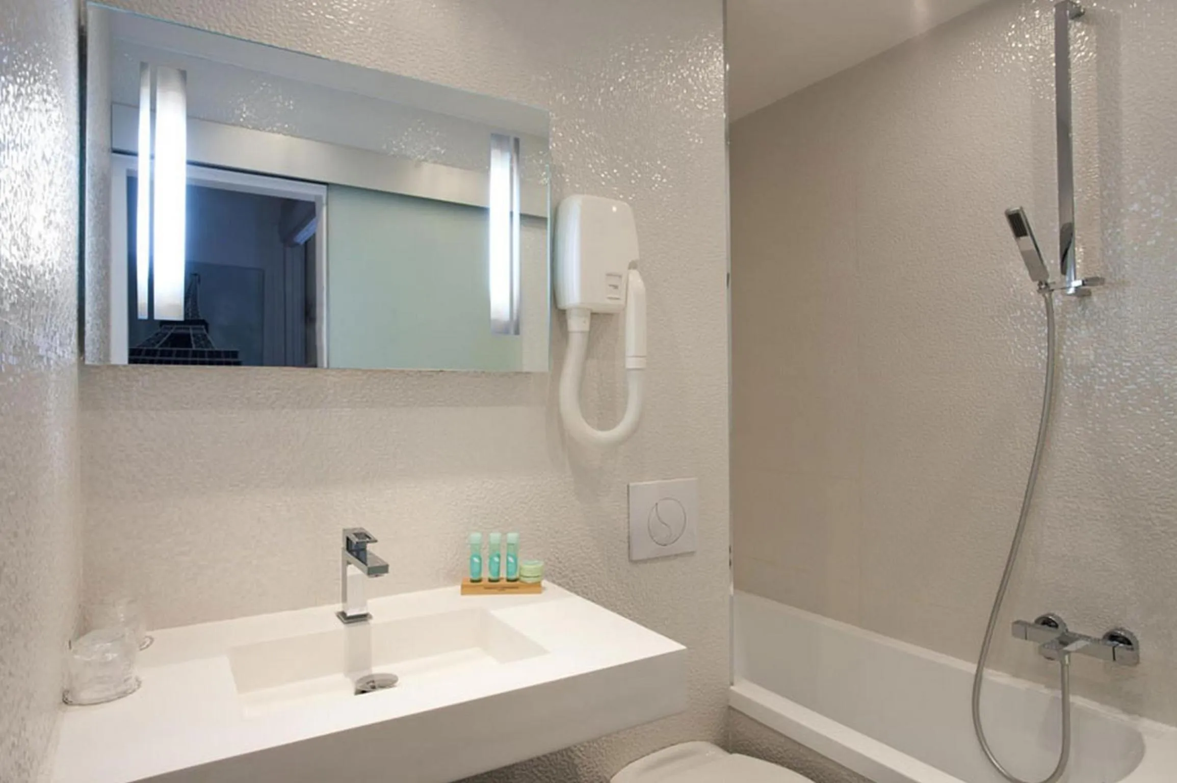 Bathroom in Hotel Ile de France Opéra