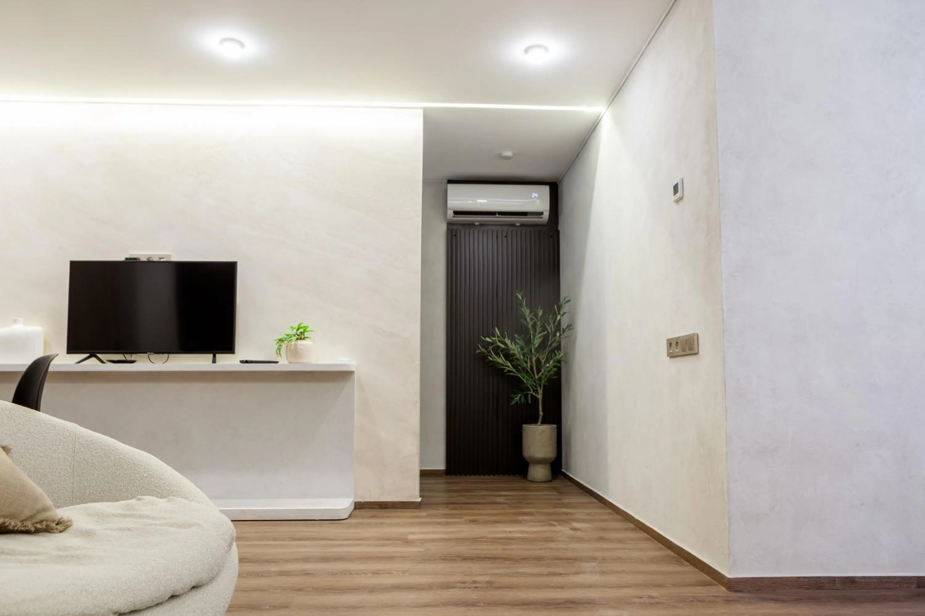 Communal lounge/ TV room in Cross Resort Hotel