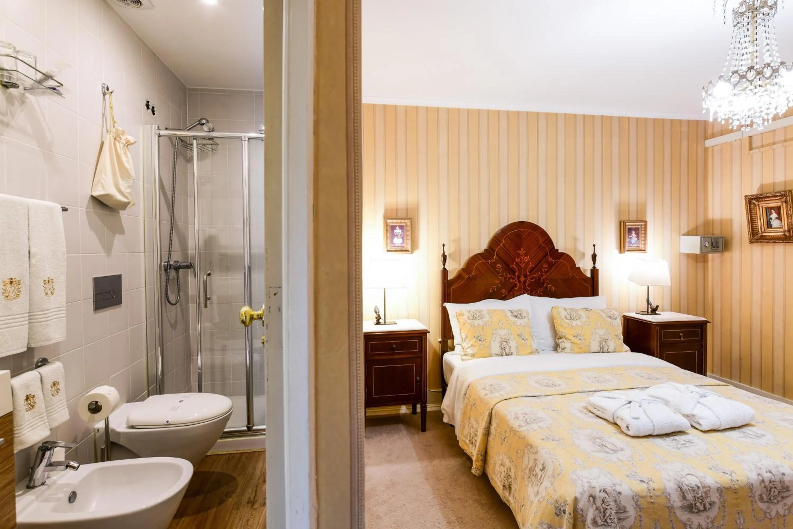 Bathroom, Bed in Casa de Sao Mamede Hotel