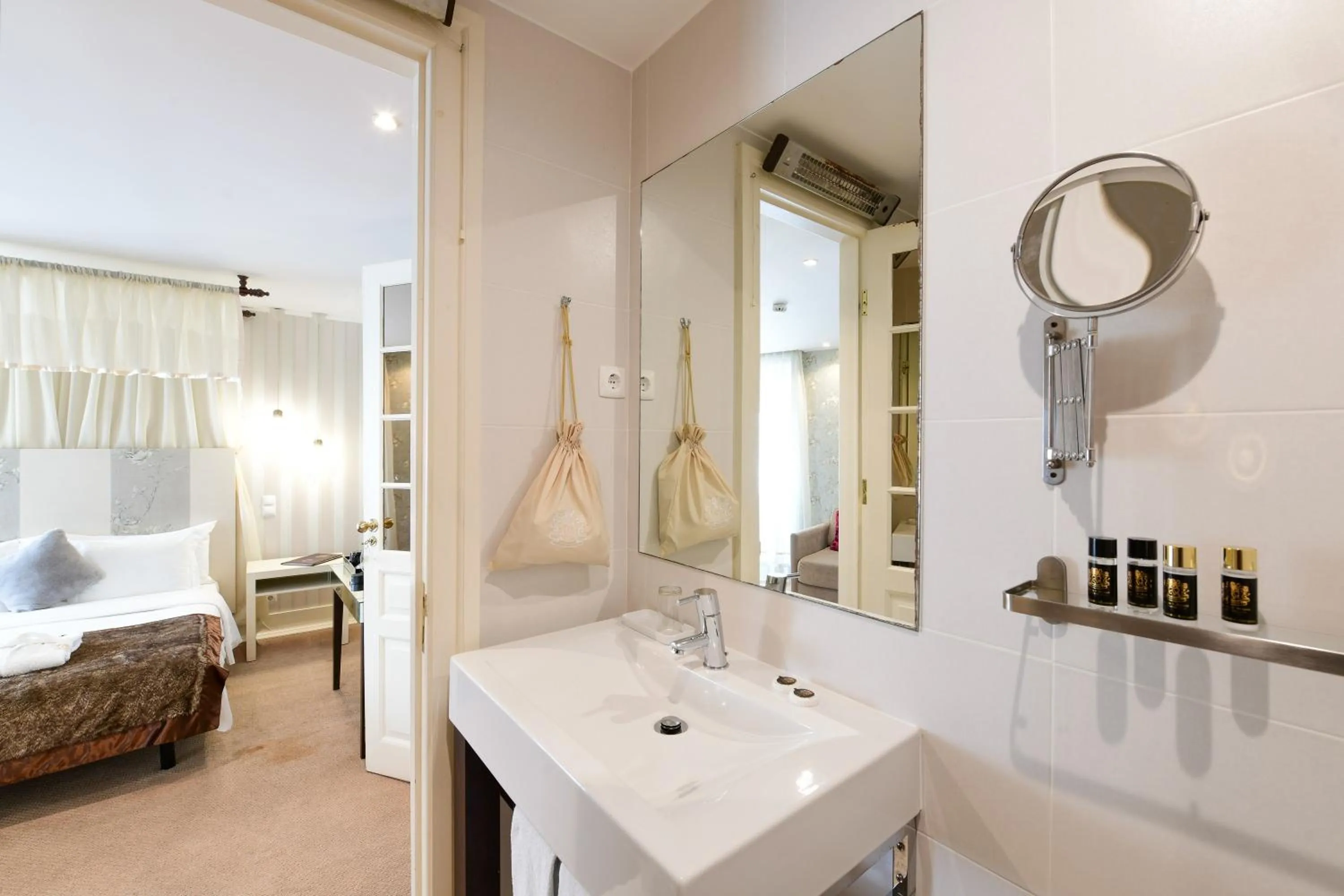 Bathroom, Bed in Casa de Sao Mamede Hotel