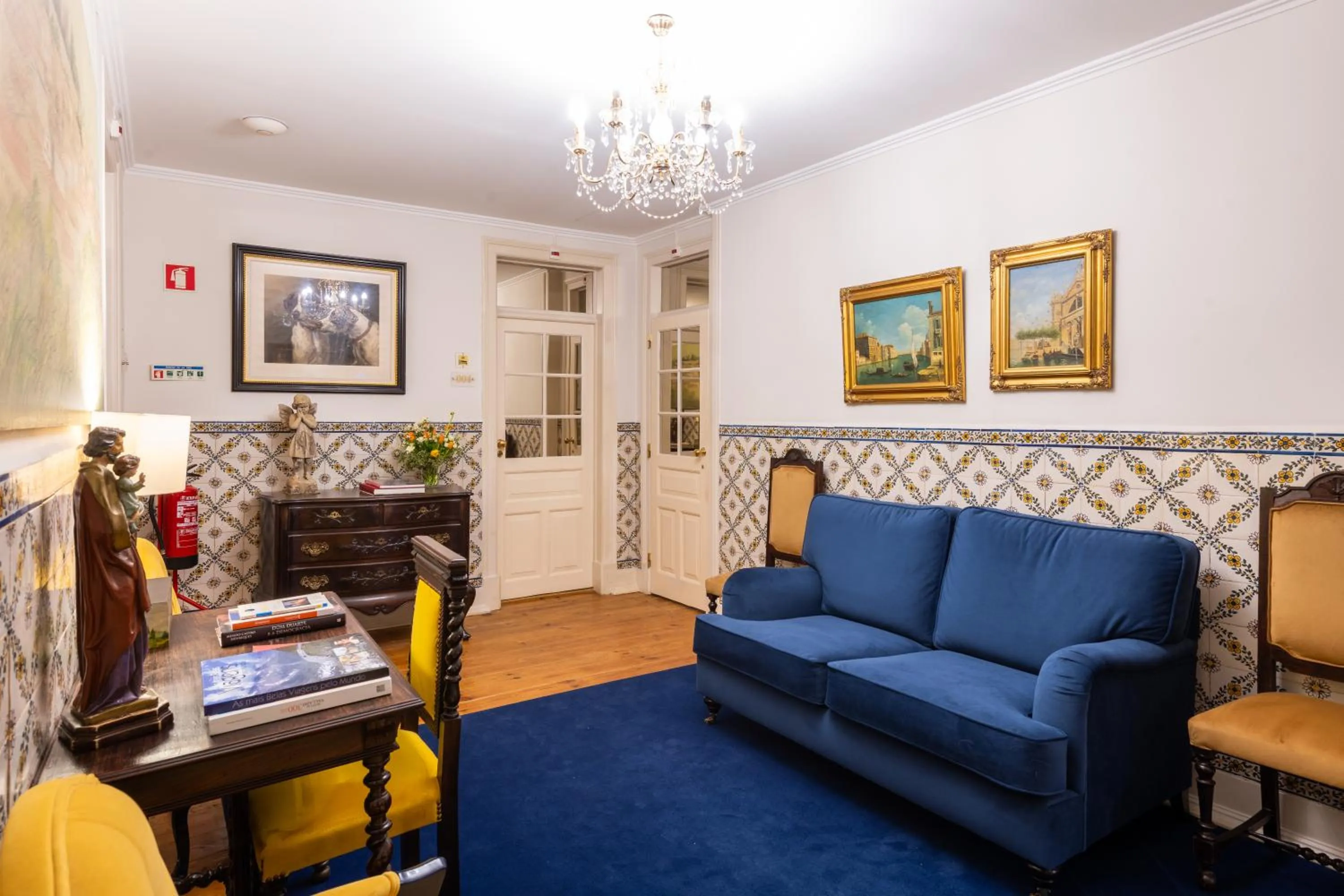 Communal lounge/ TV room in Casa de Sao Mamede Hotel