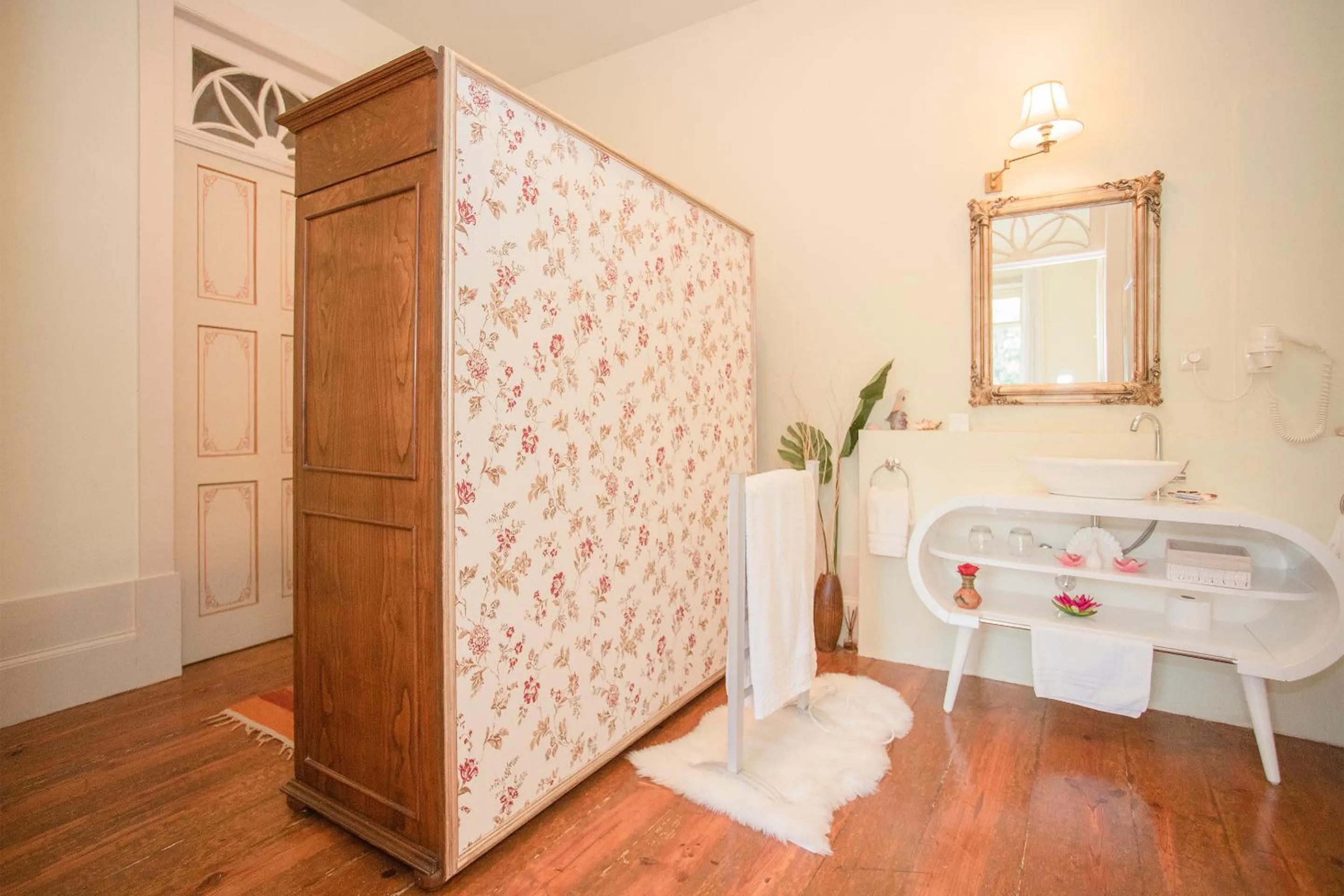 Photo of the whole room, Bed in Palace Museum & National Monument - Espaço Palmeiras