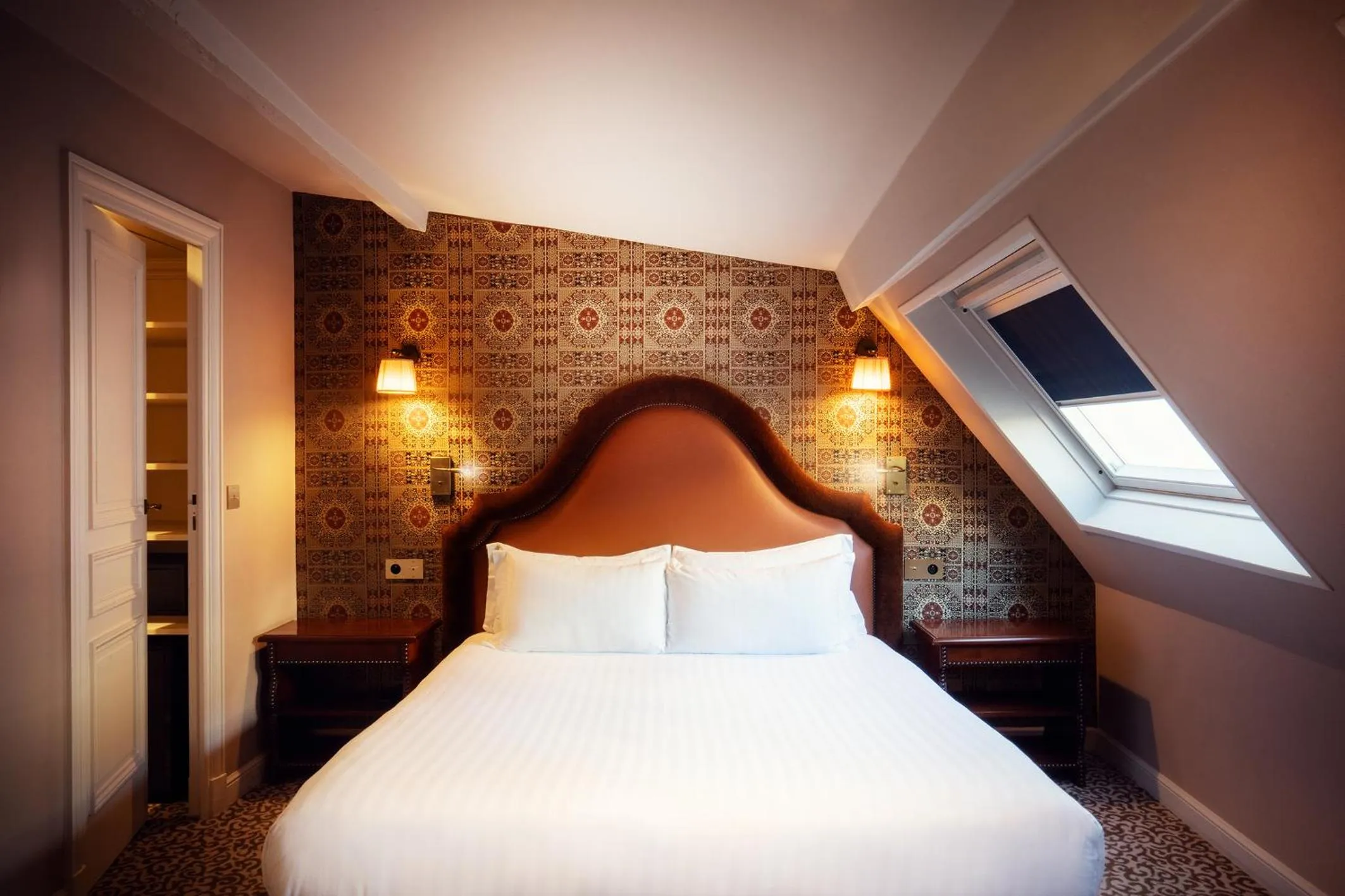 Bed in Hotel Odeon Saint-Germain