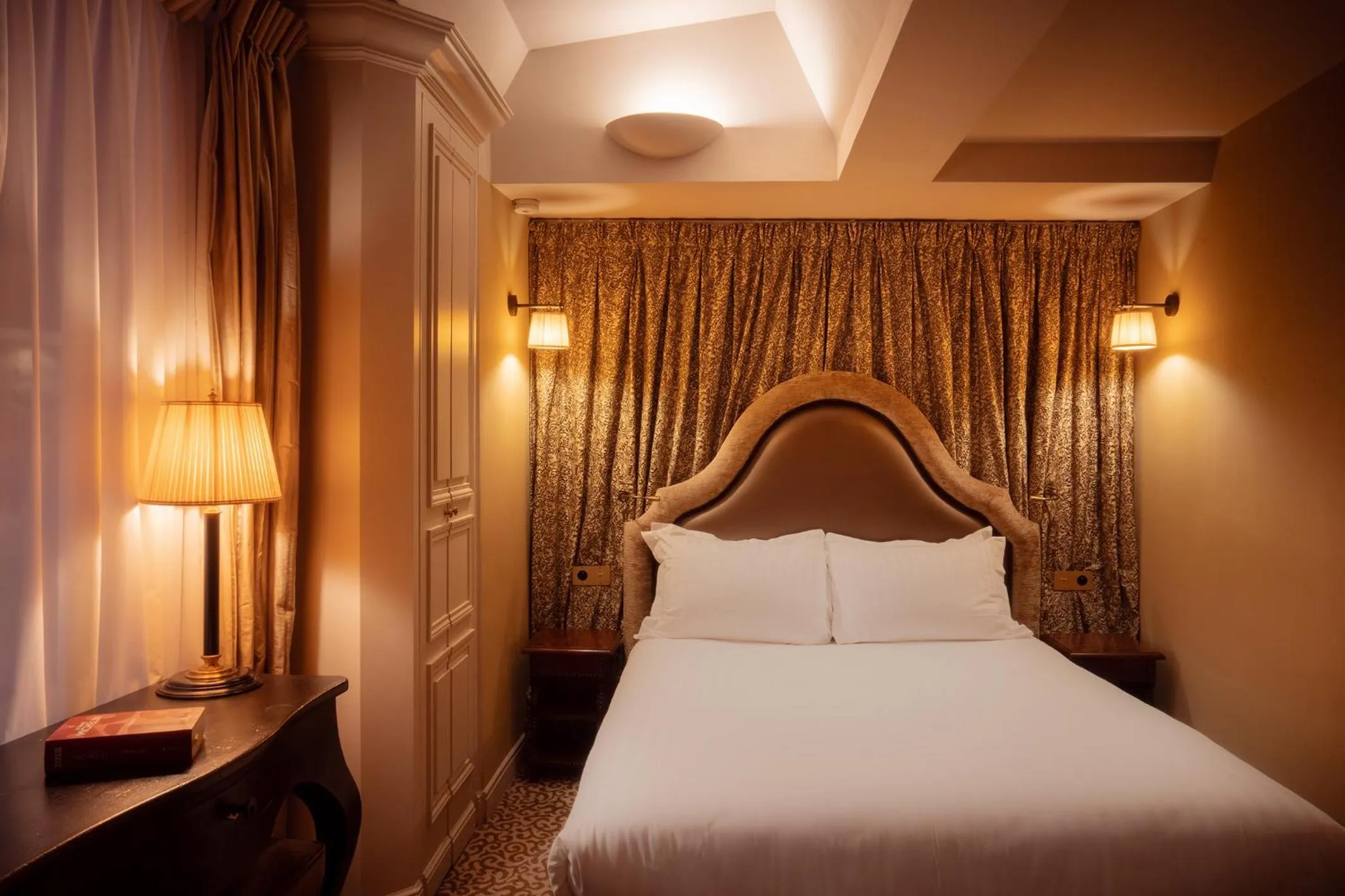 Photo of the whole room, Bed in Hotel Odeon Saint-Germain