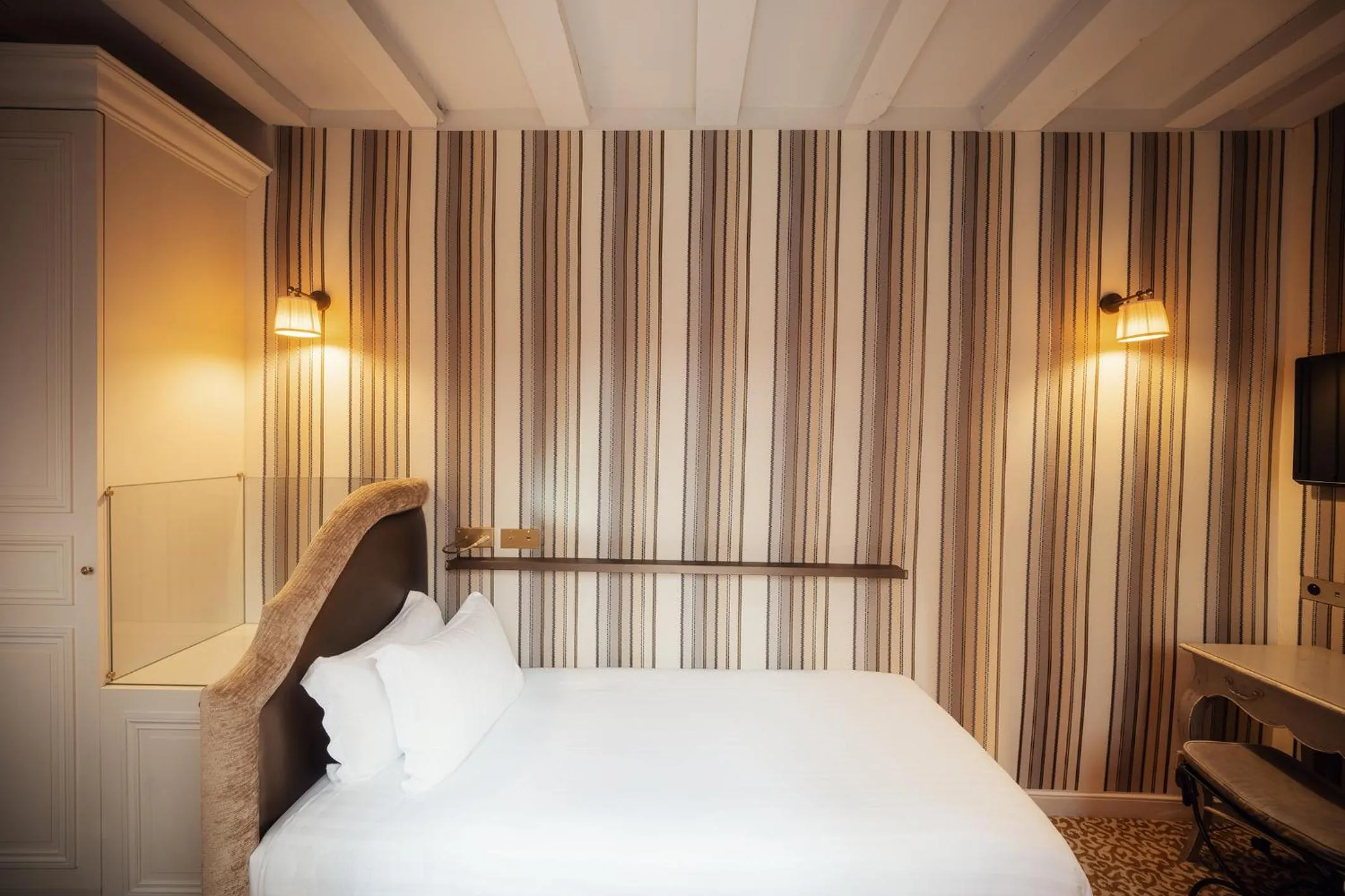 Photo of the whole room, Bed in Hotel Odeon Saint-Germain