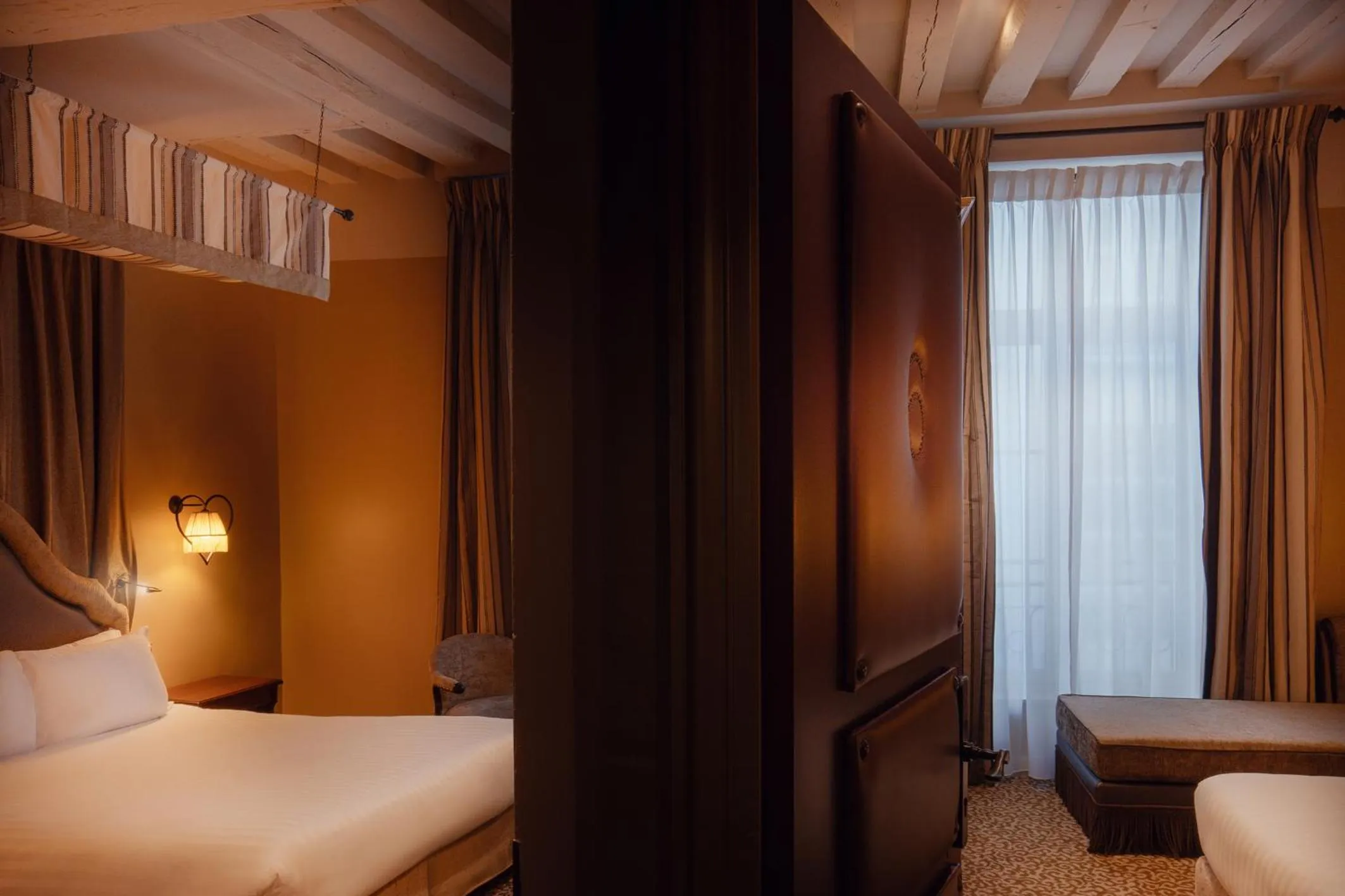 Bed in Hotel Odeon Saint-Germain