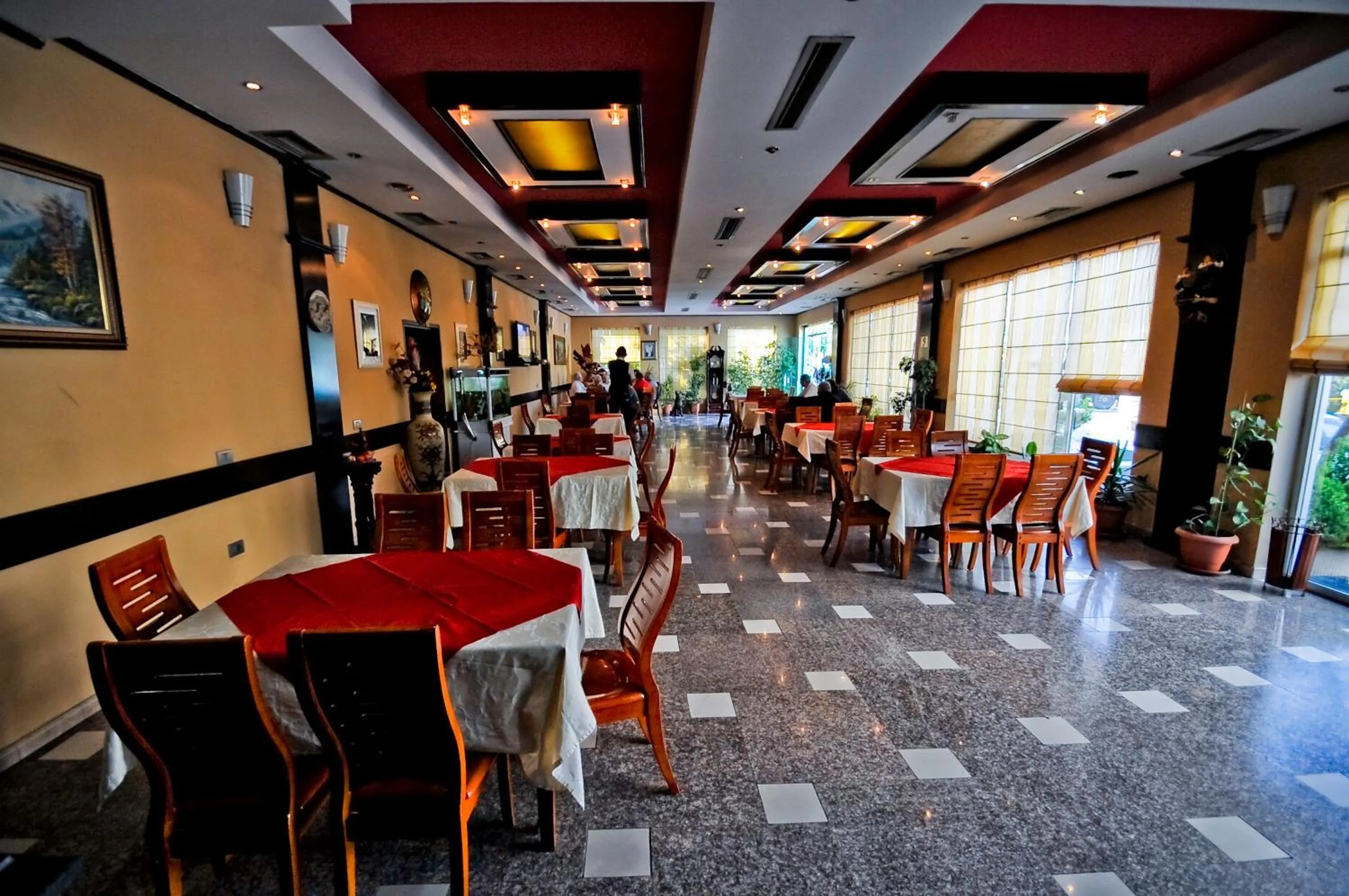 Restaurant/places to eat in Hotel Lubjana