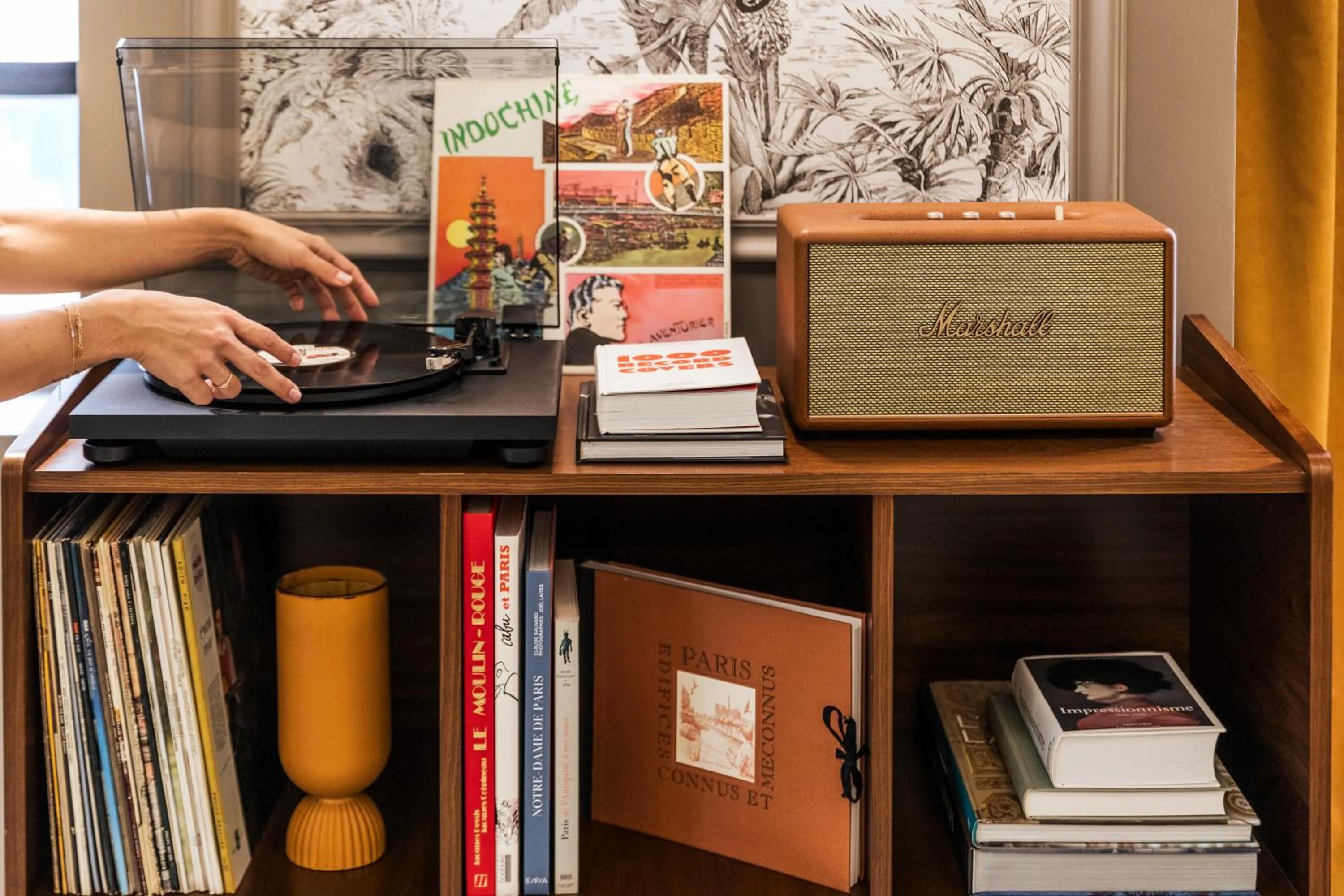 Library in Hôtel Maison Pigalle