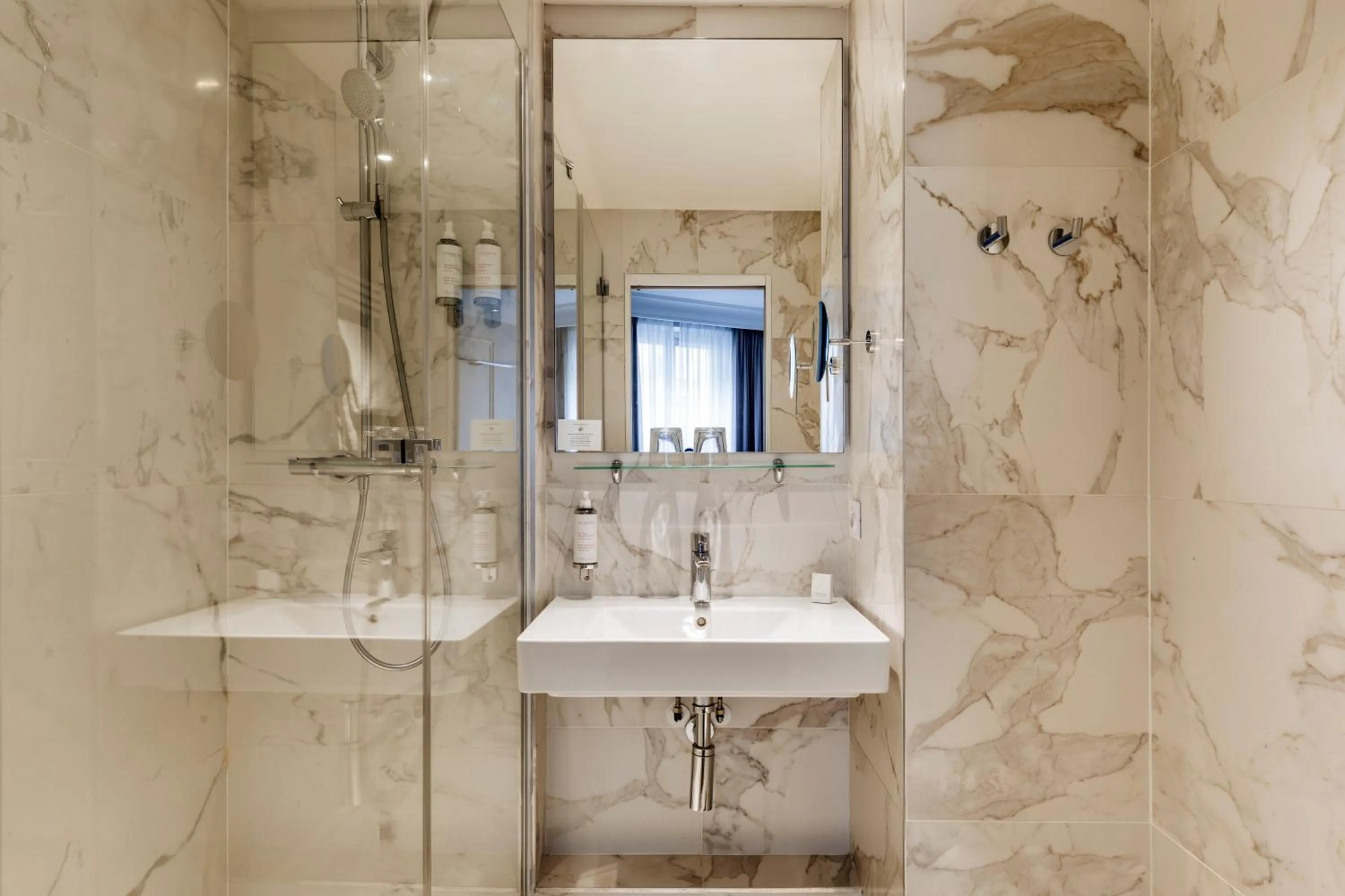 Shower in Hôtel Maison Pigalle