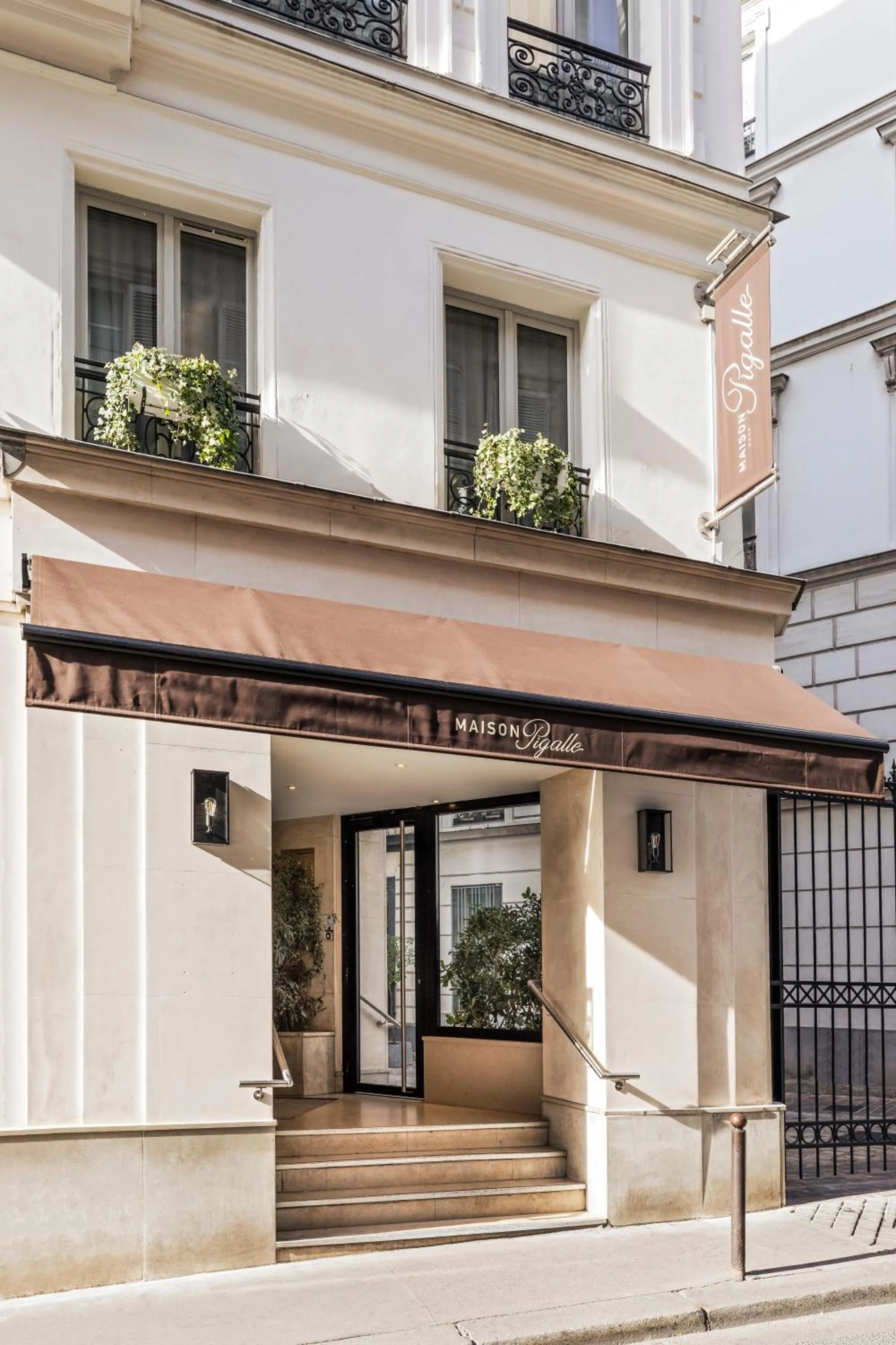 Property building in Hôtel Maison Pigalle