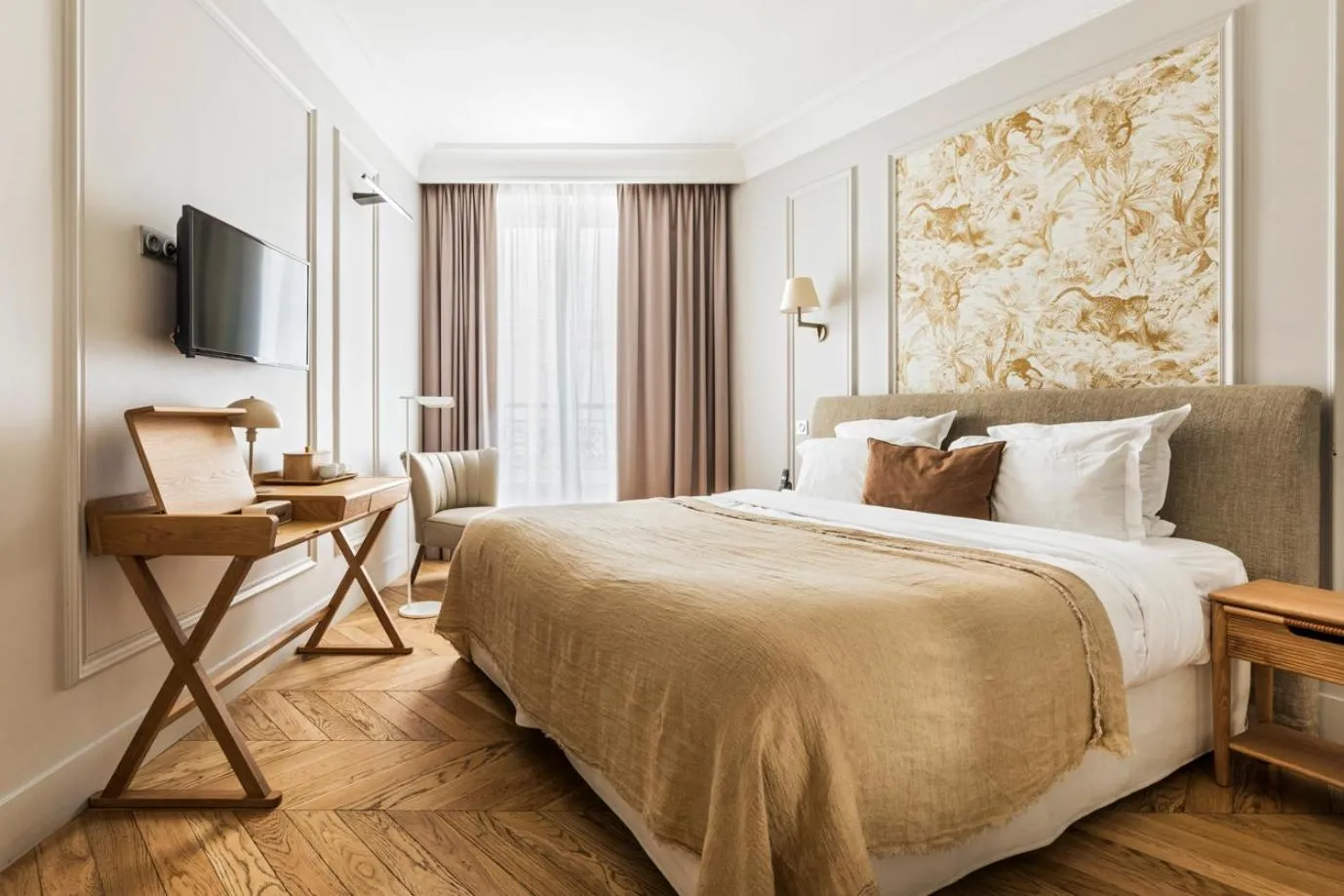 Photo of the whole room, Bed in Hôtel Maison Pigalle