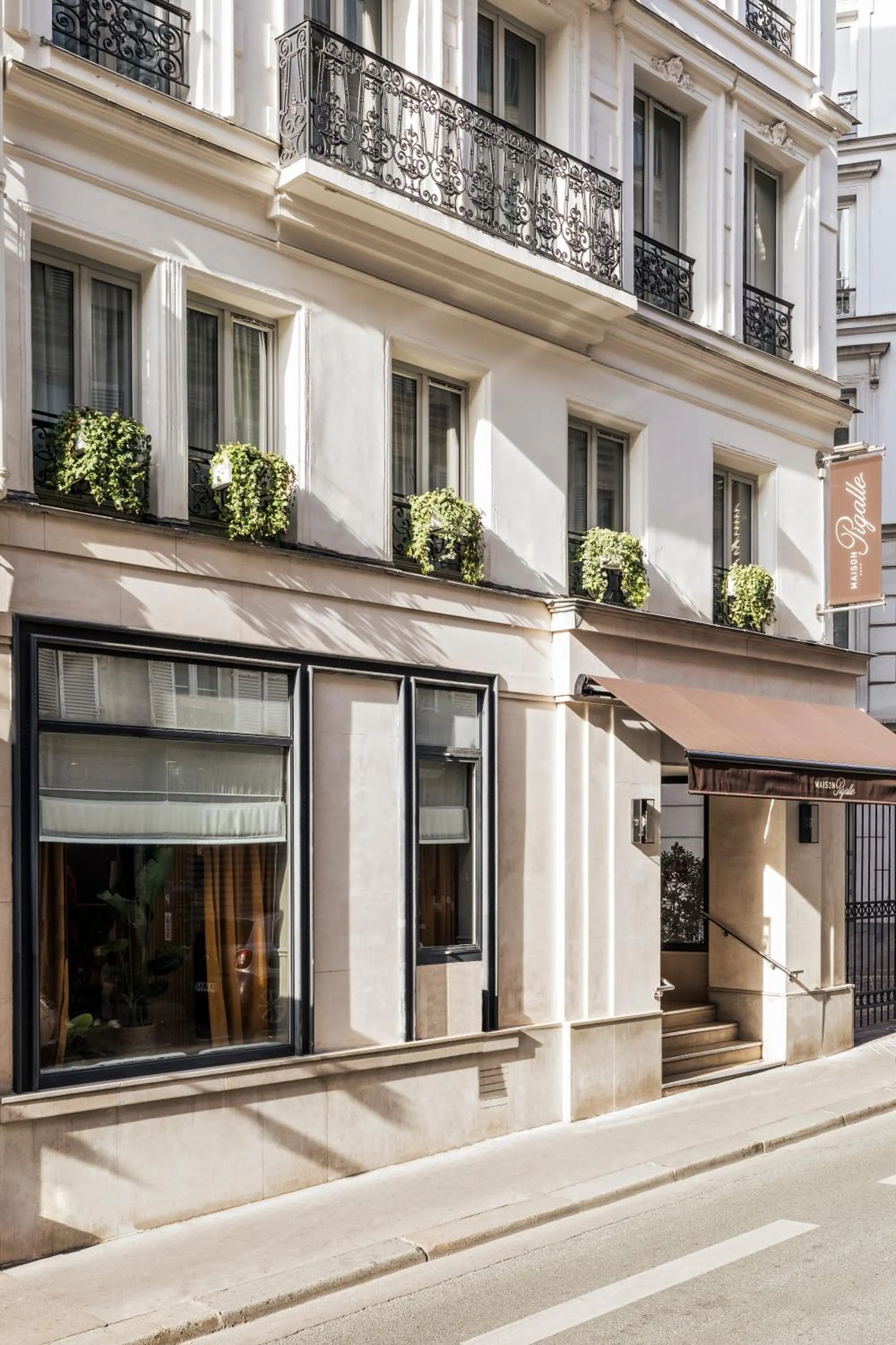 Property building in Hôtel Maison Pigalle