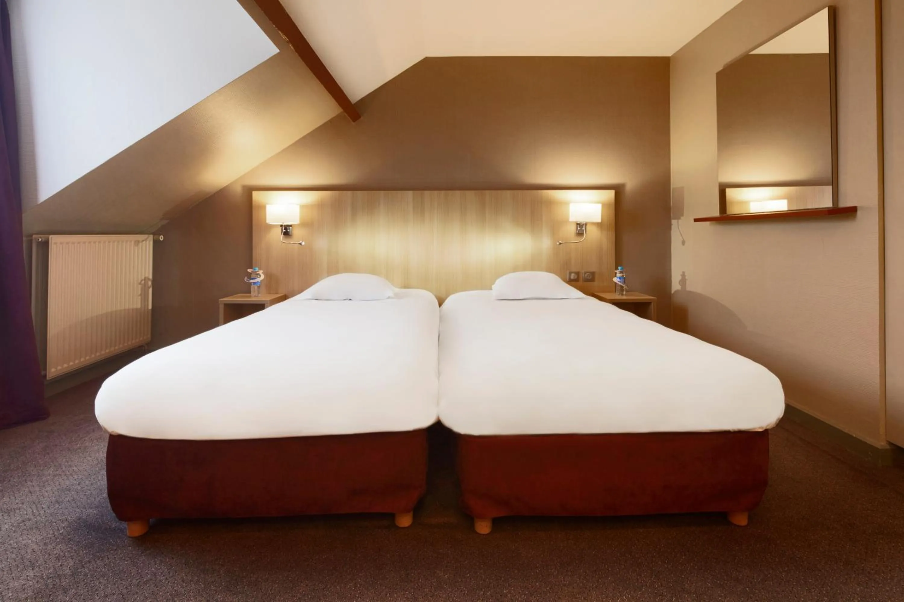 Bed in Hotel Kyriad and Spa Reims centre