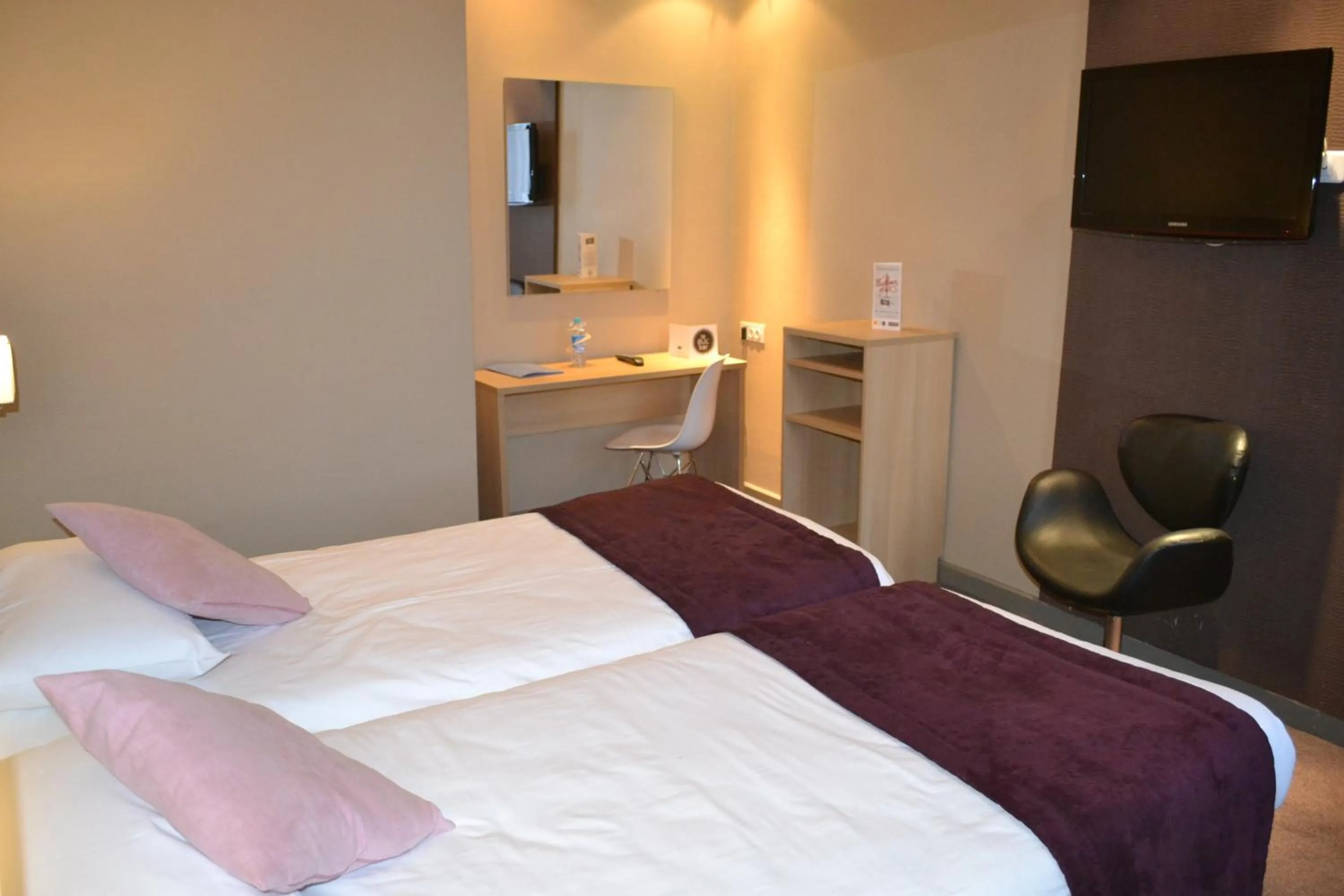 Bed in Hotel Kyriad and Spa Reims centre