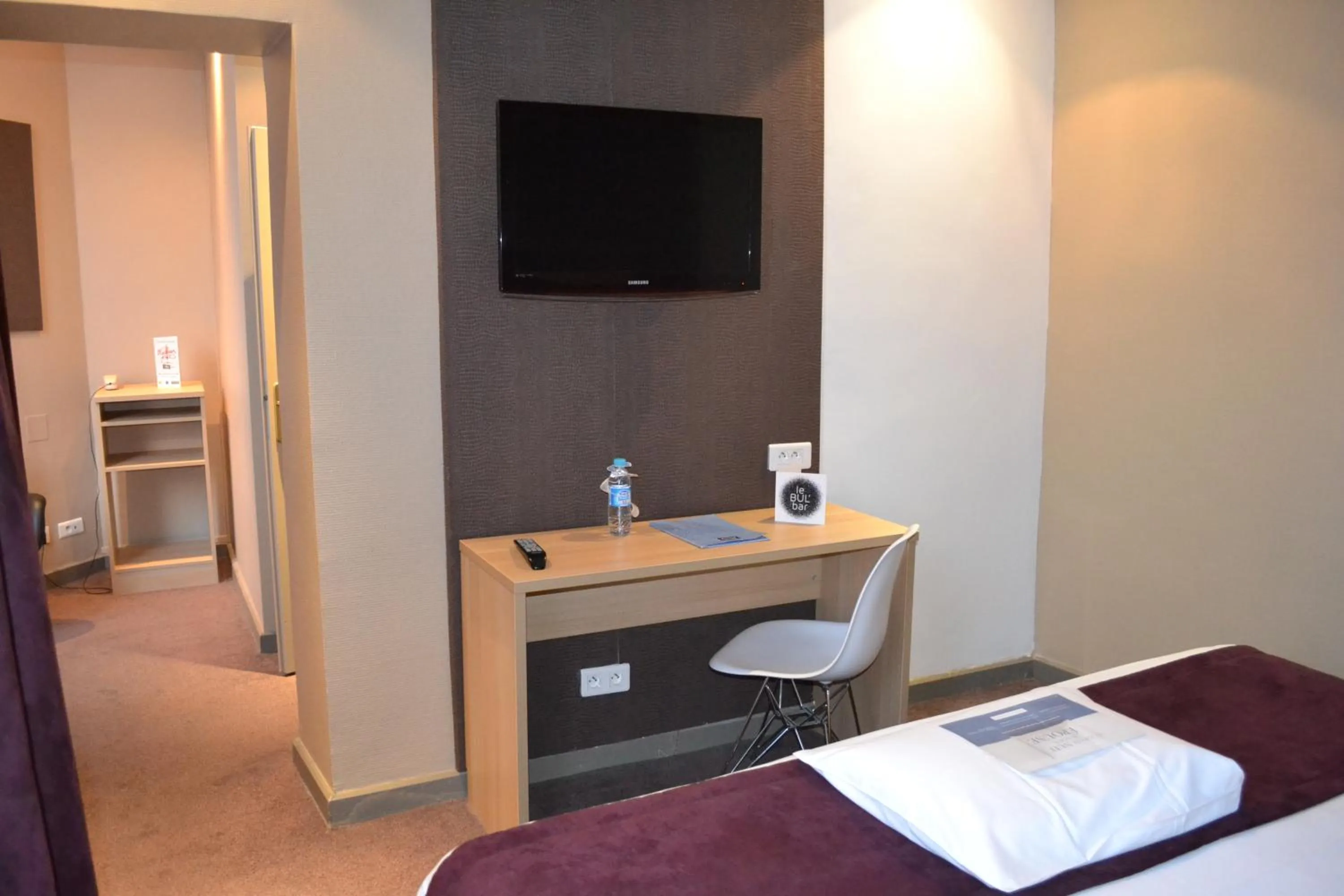 Photo of the whole room, TV/Entertainment Center in Hotel Kyriad and Spa Reims centre