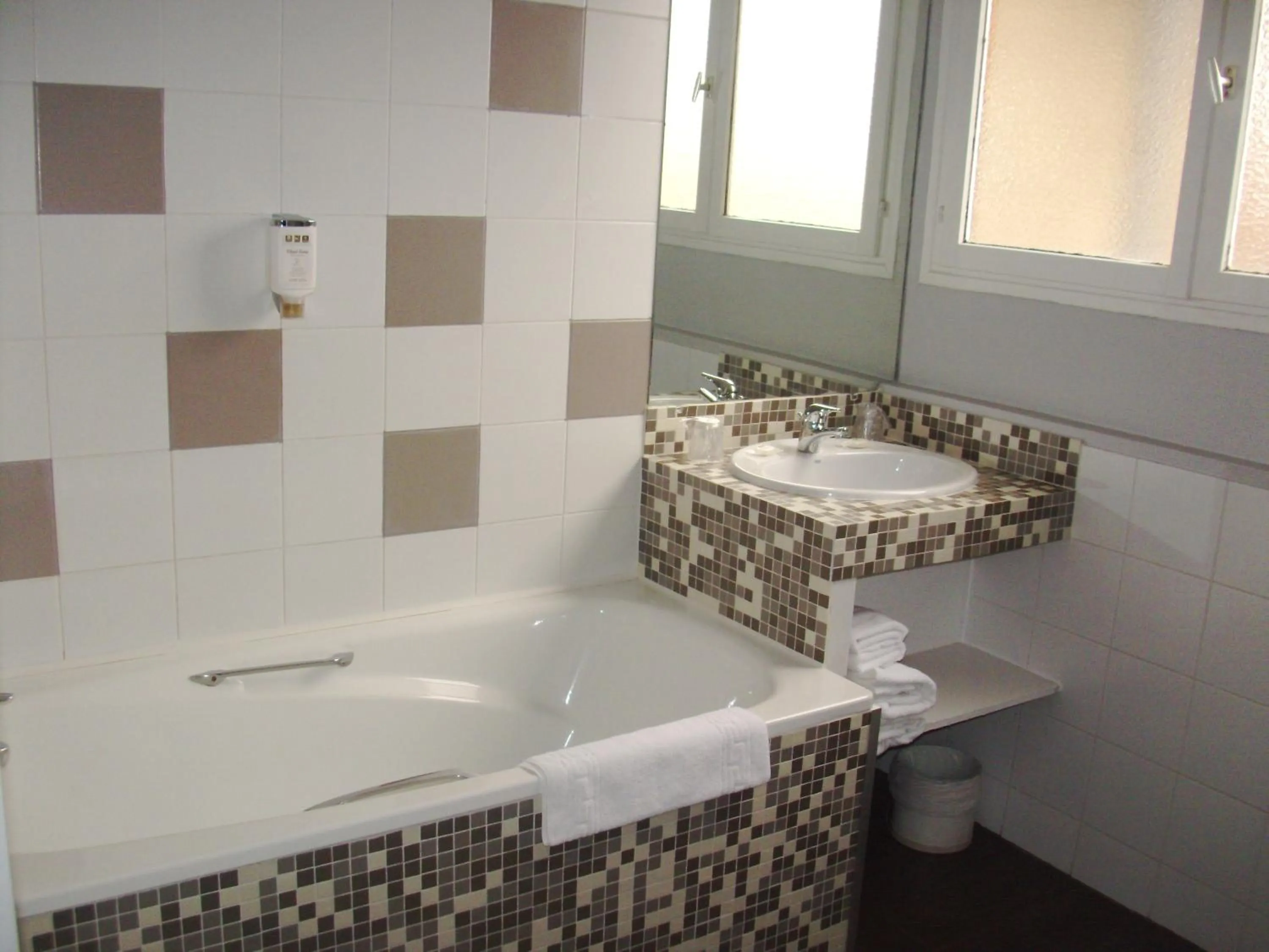 Bathroom in Hotel Kyriad and Spa Reims centre