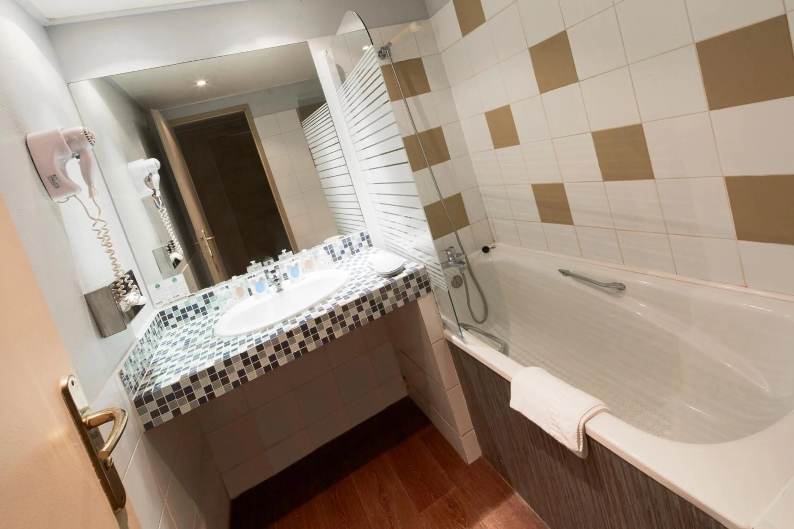 Bathroom in Hotel Kyriad and Spa Reims centre