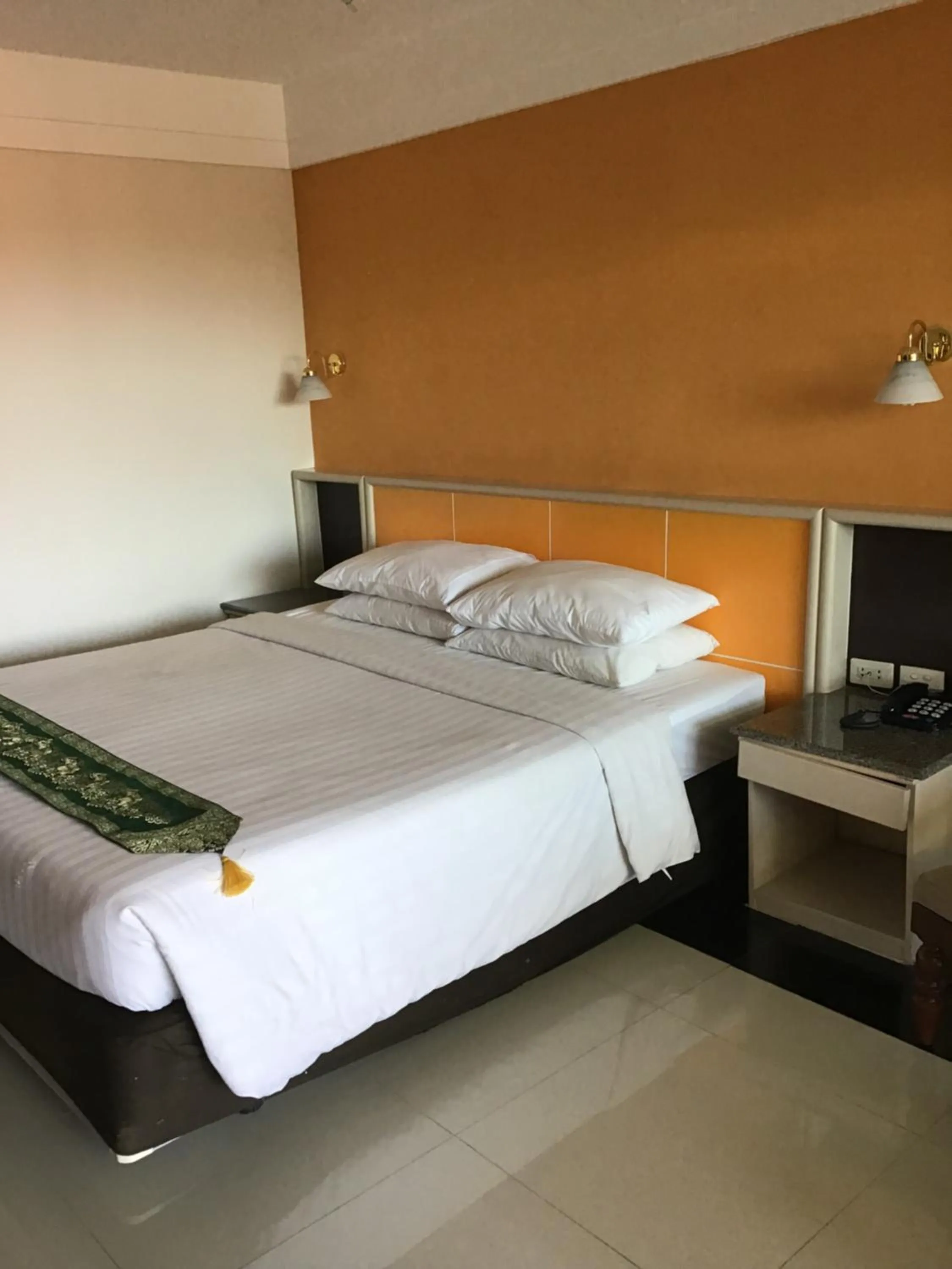 Bed in Tonkoon Hotel