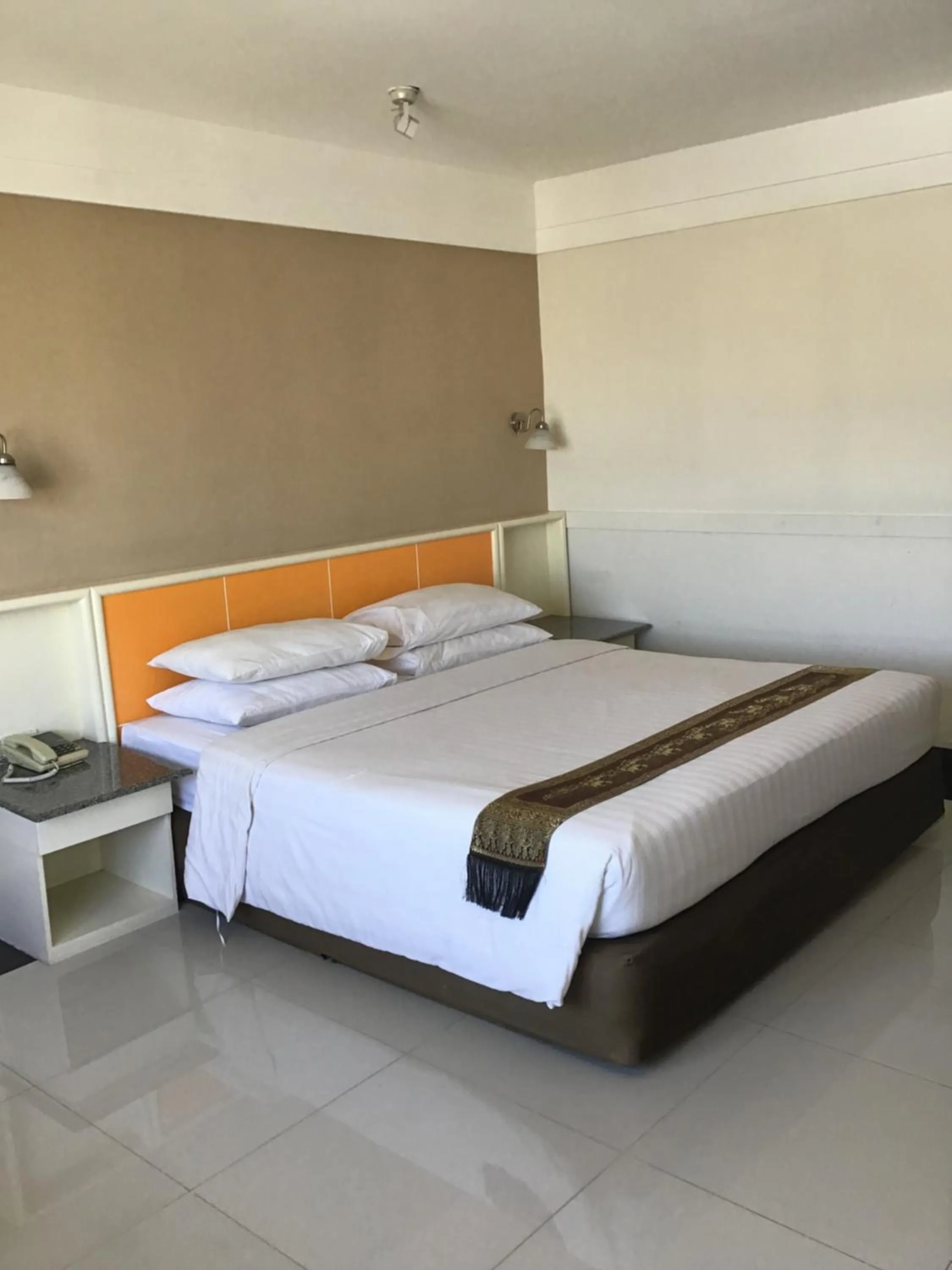 Bed in Tonkoon Hotel