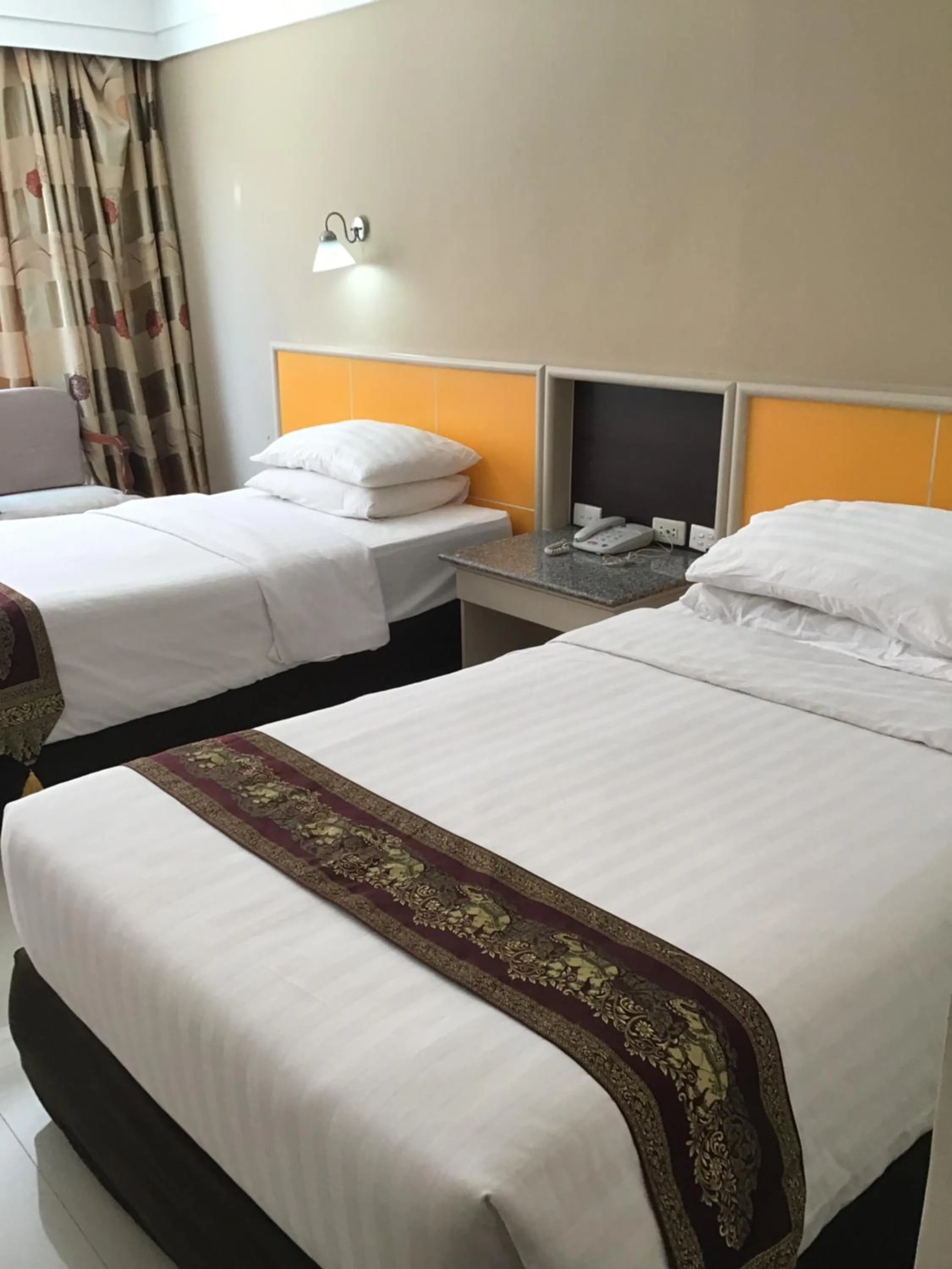 Bed in Tonkoon Hotel