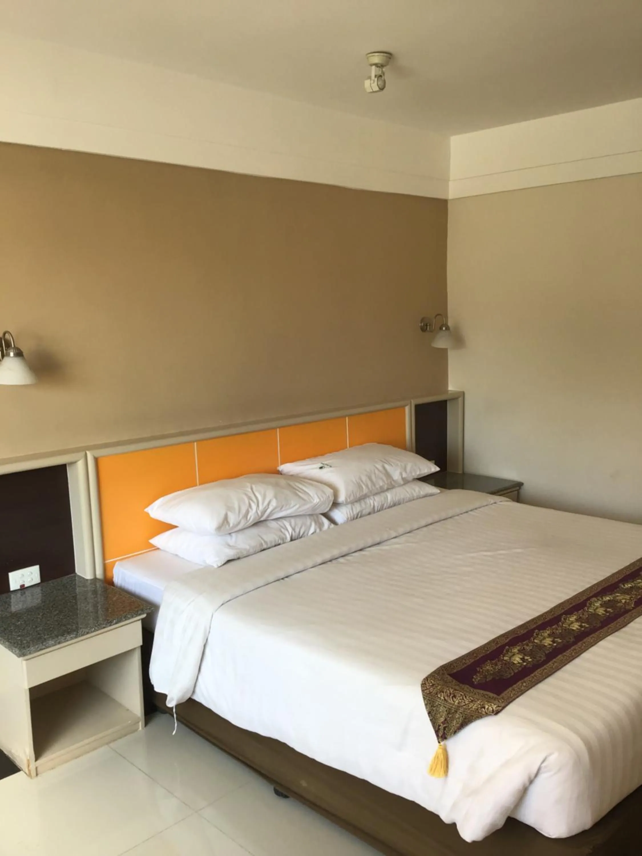 Bed in Tonkoon Hotel