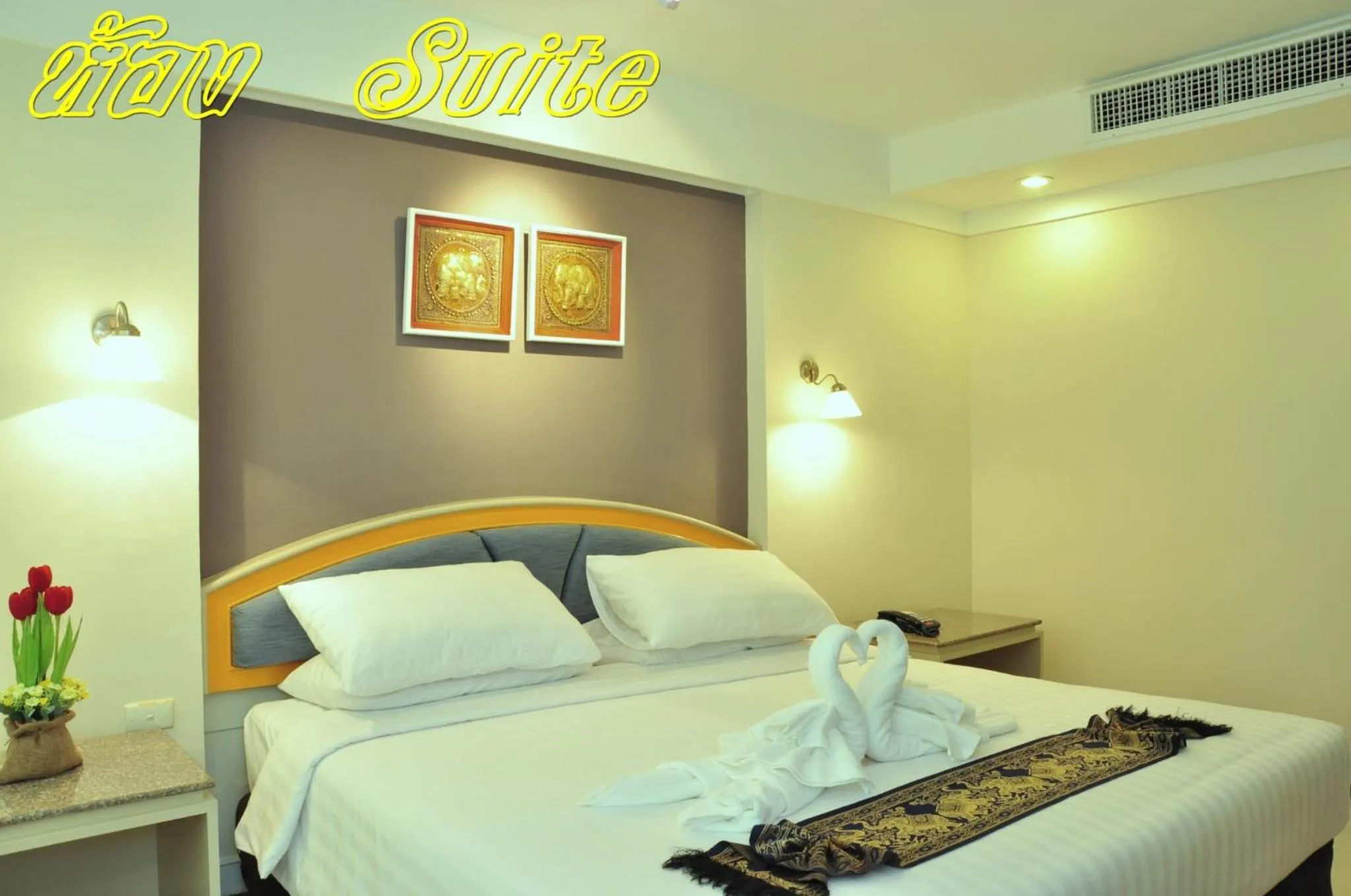 Bed in Tonkoon Hotel