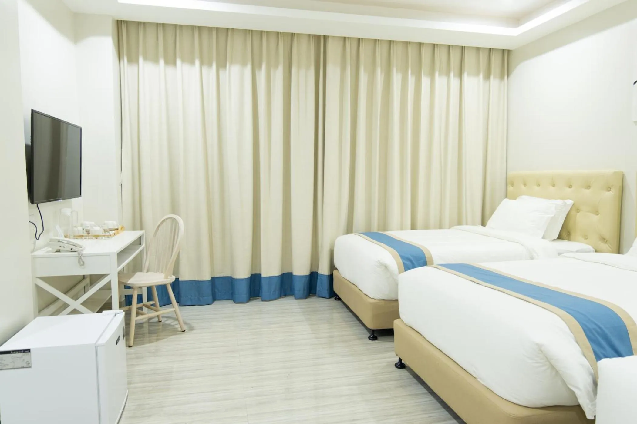 Bed in Hampton Suites