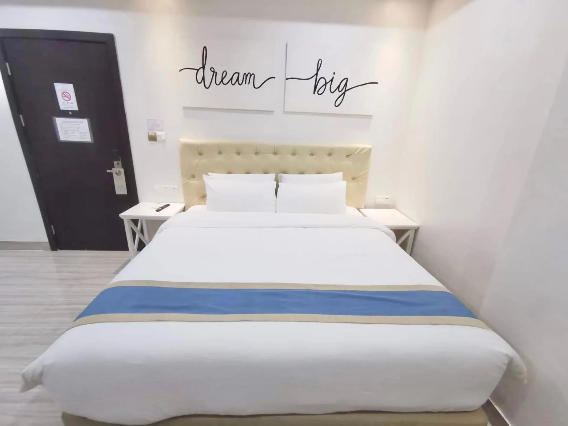 Bed in Hampton Suites