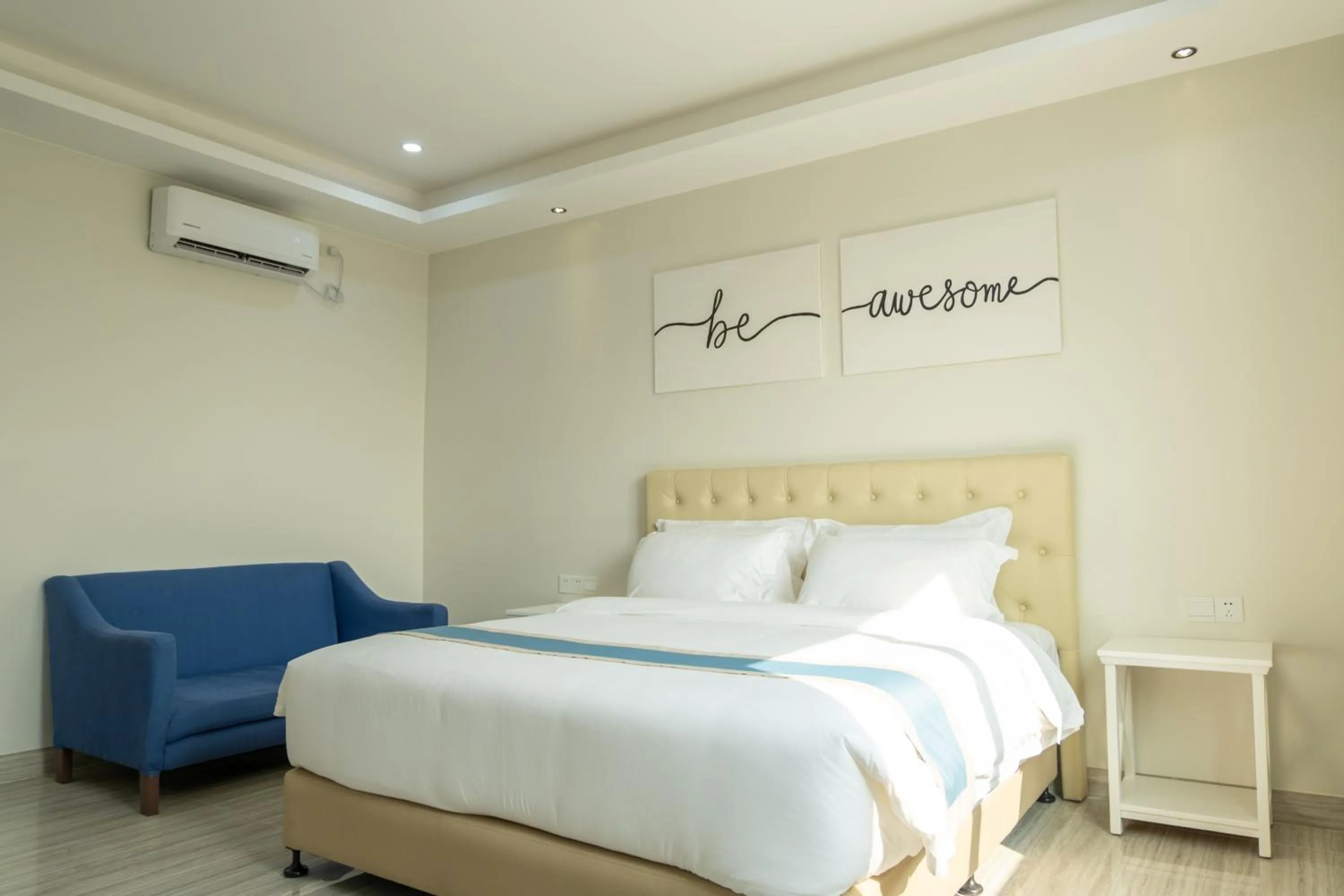 Bed in Hampton Suites