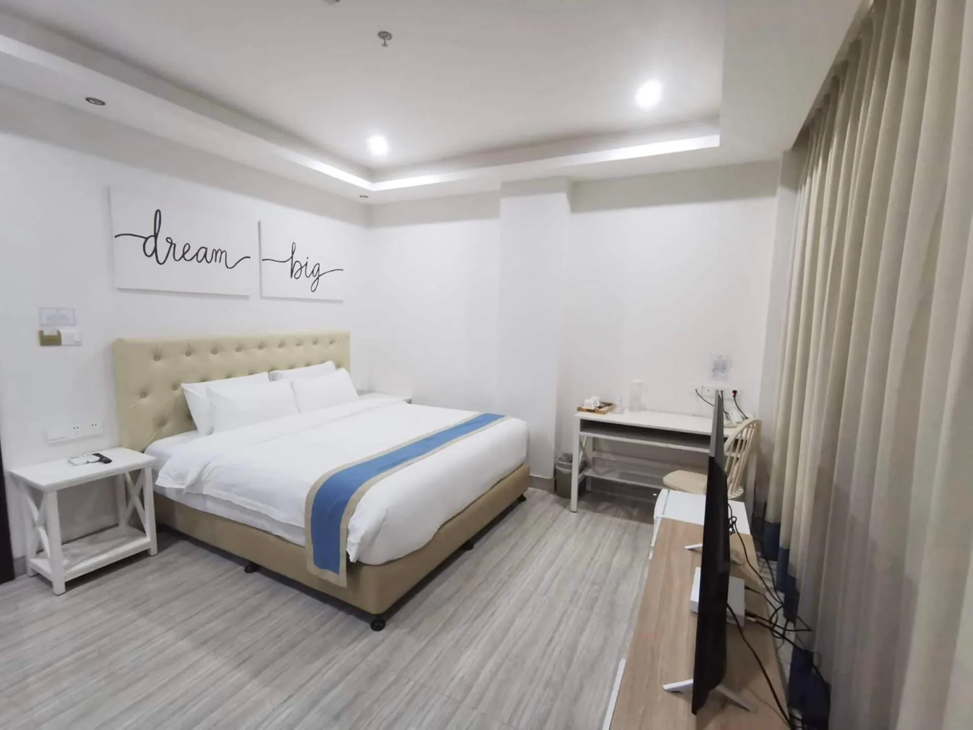 Bed in Hampton Suites