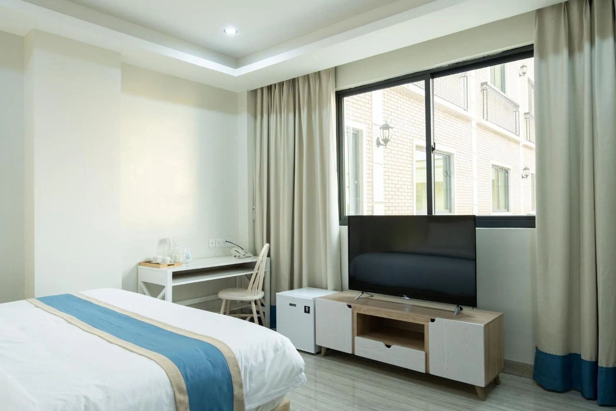 Bed in Hampton Suites