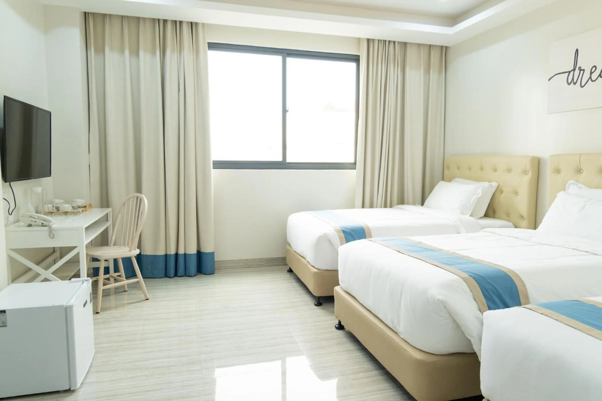 Bed in Hampton Suites