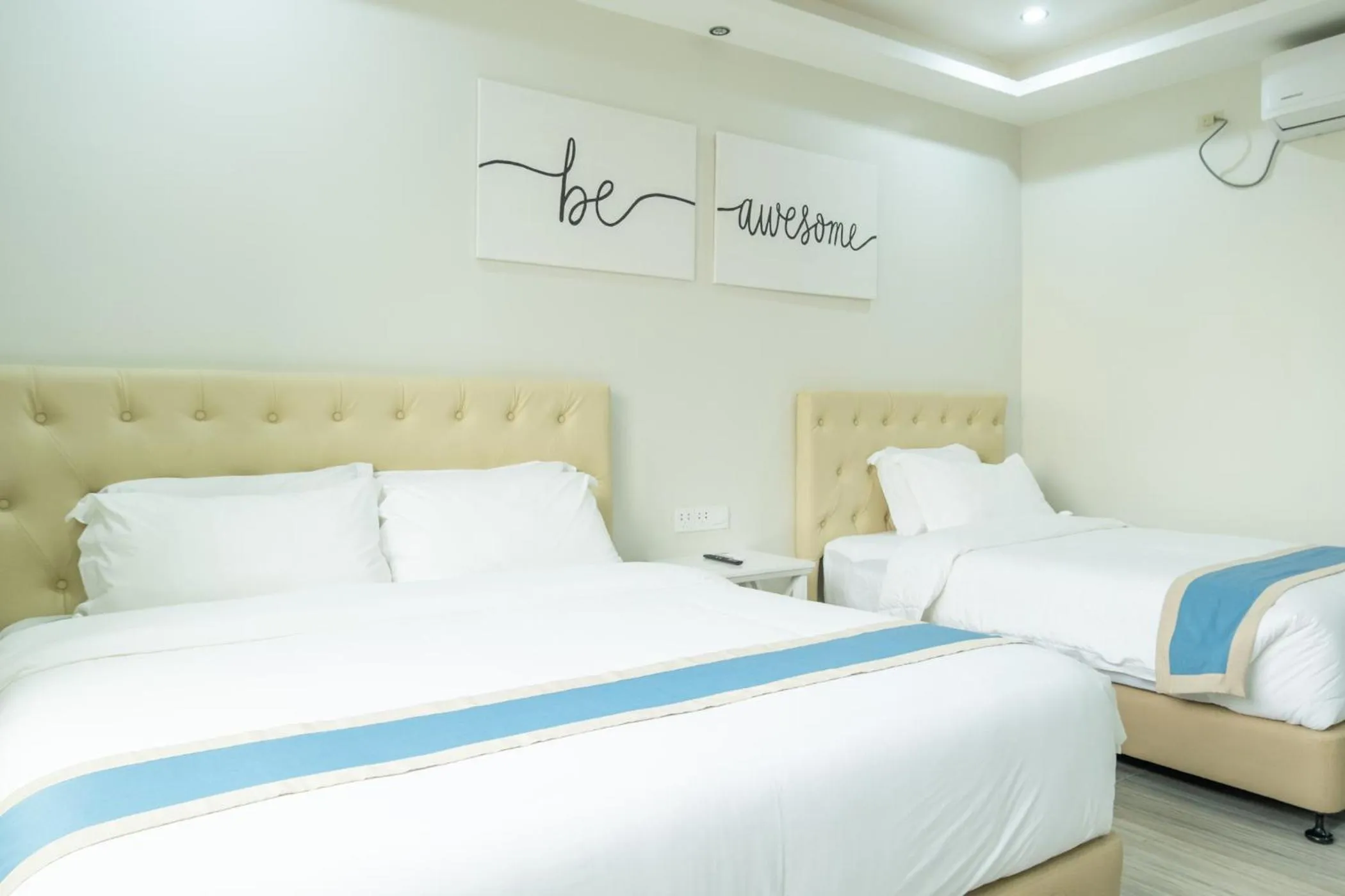 Bed in Hampton Suites