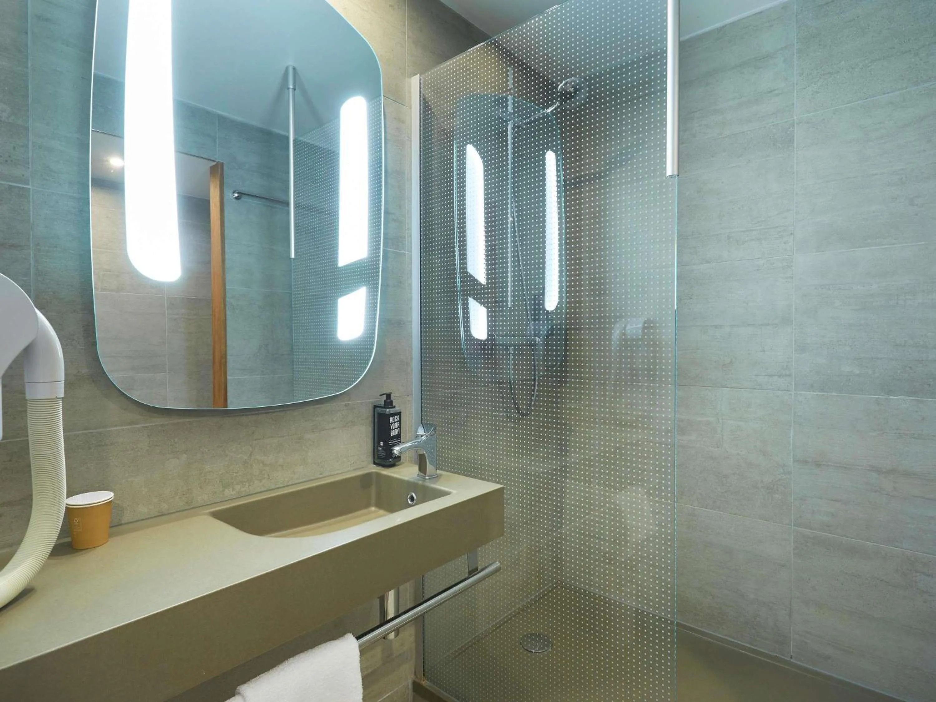 Bedroom in ibis Annemasse-Genève