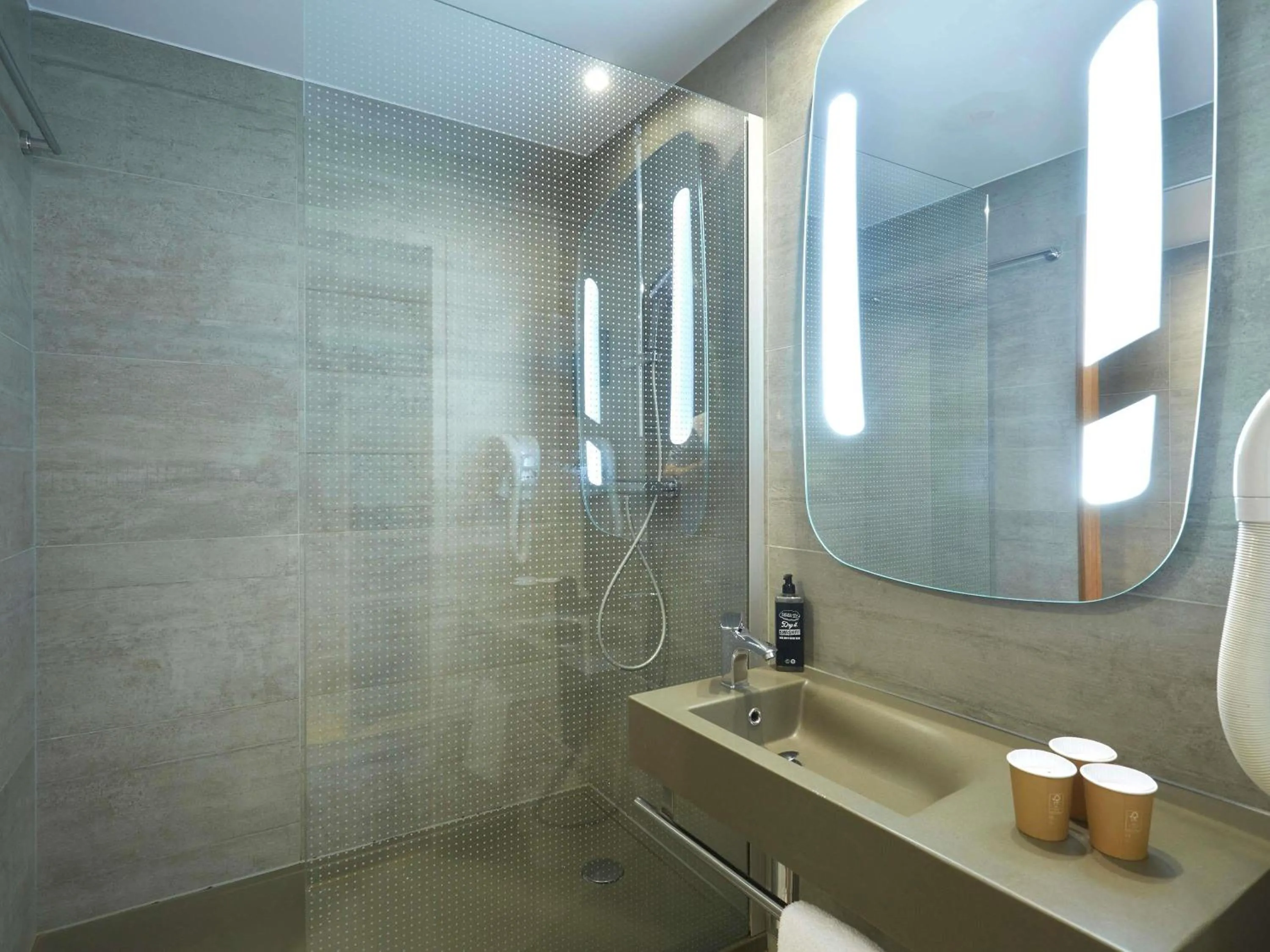 Bedroom in ibis Annemasse-Genève