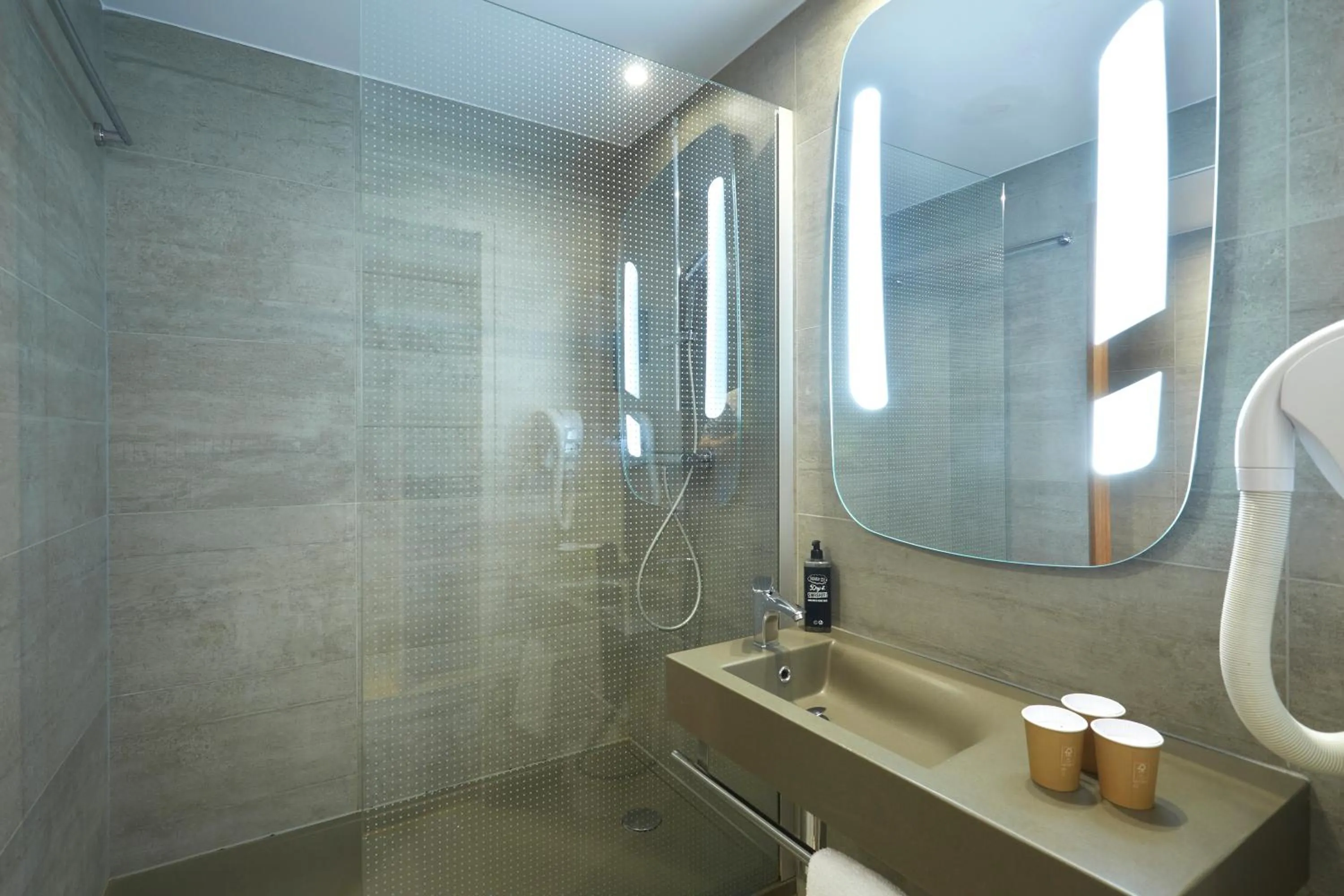 Shower in ibis Annemasse-Genève