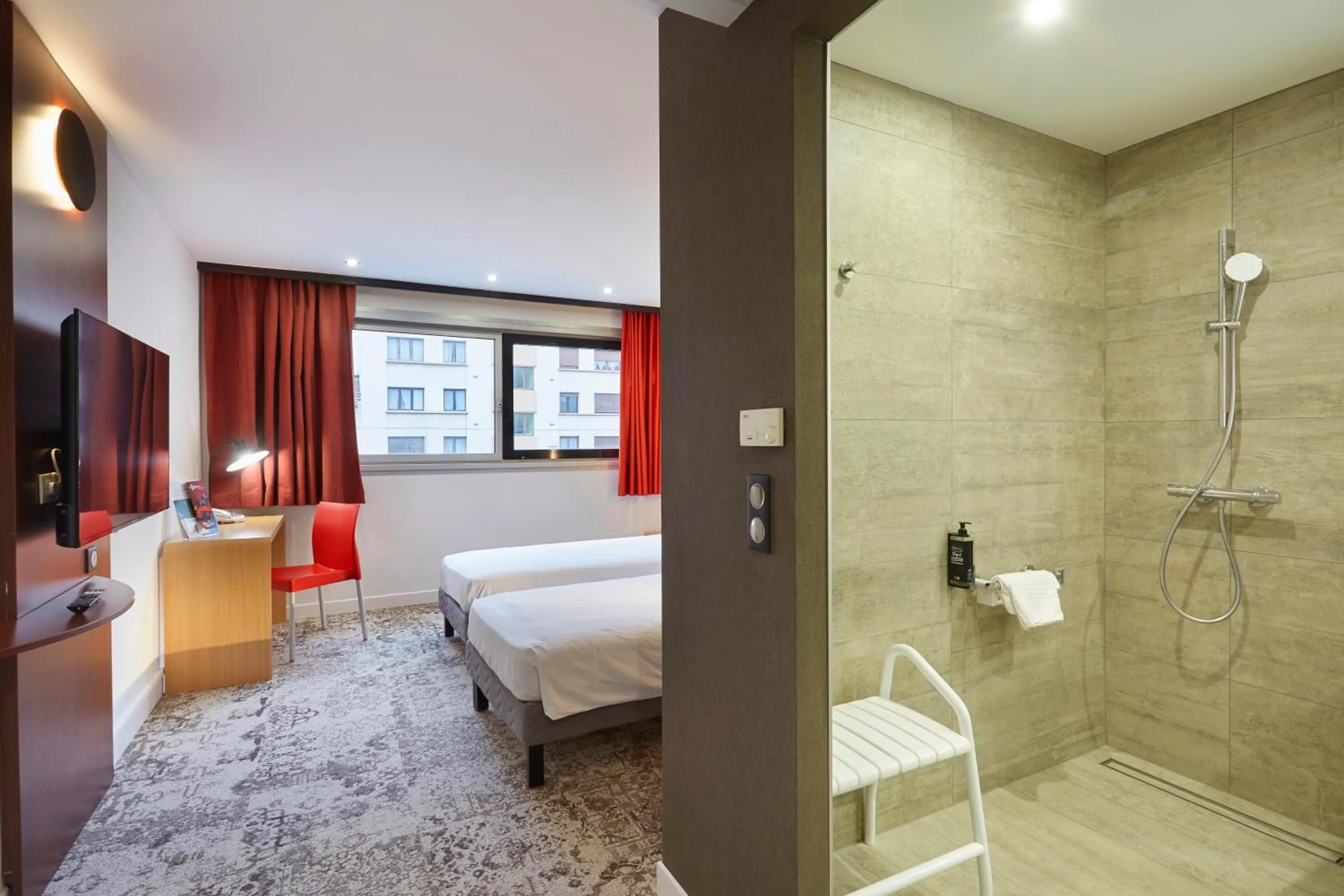 Shower, Bed in ibis Annemasse-Genève