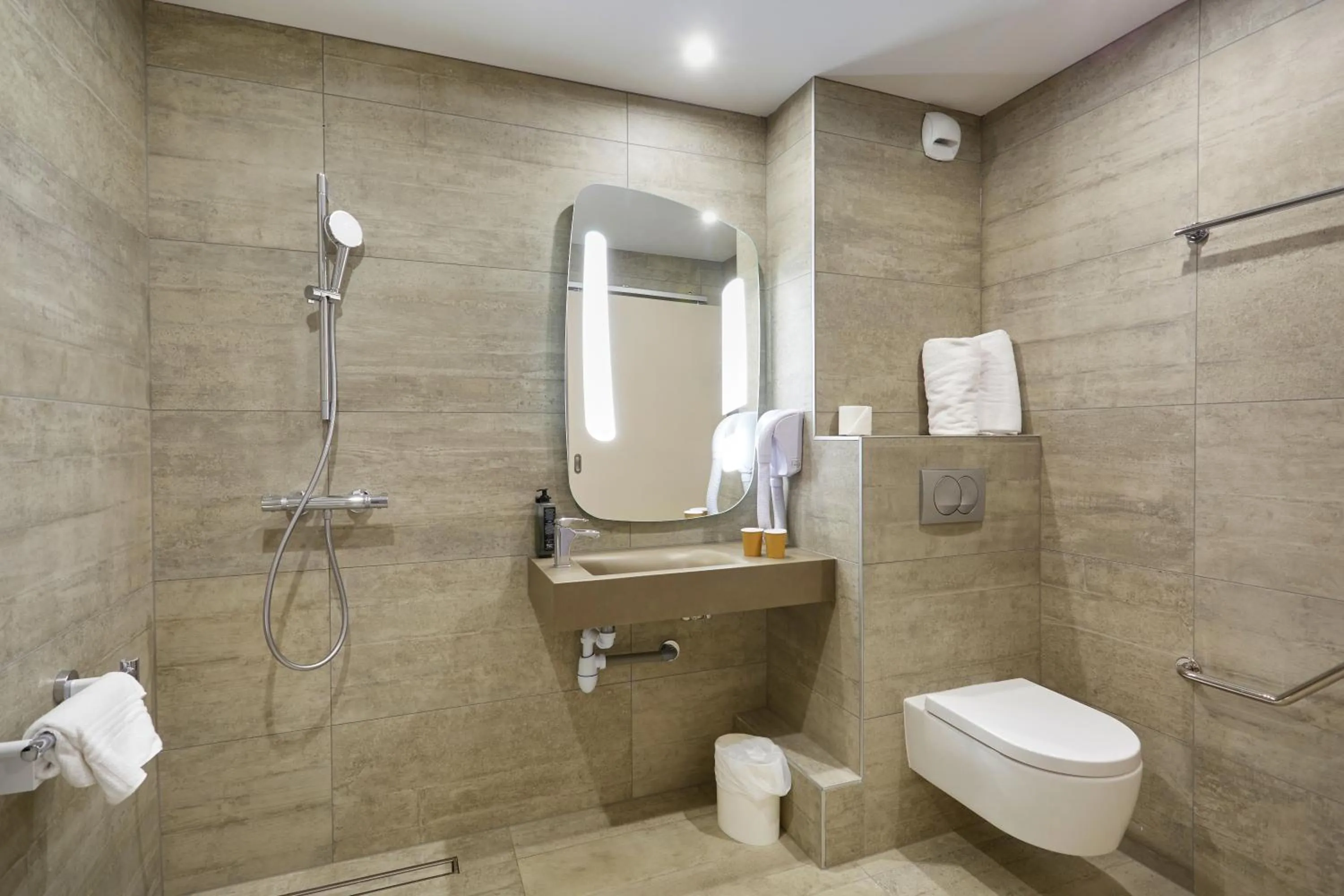 Shower in ibis Annemasse-Genève