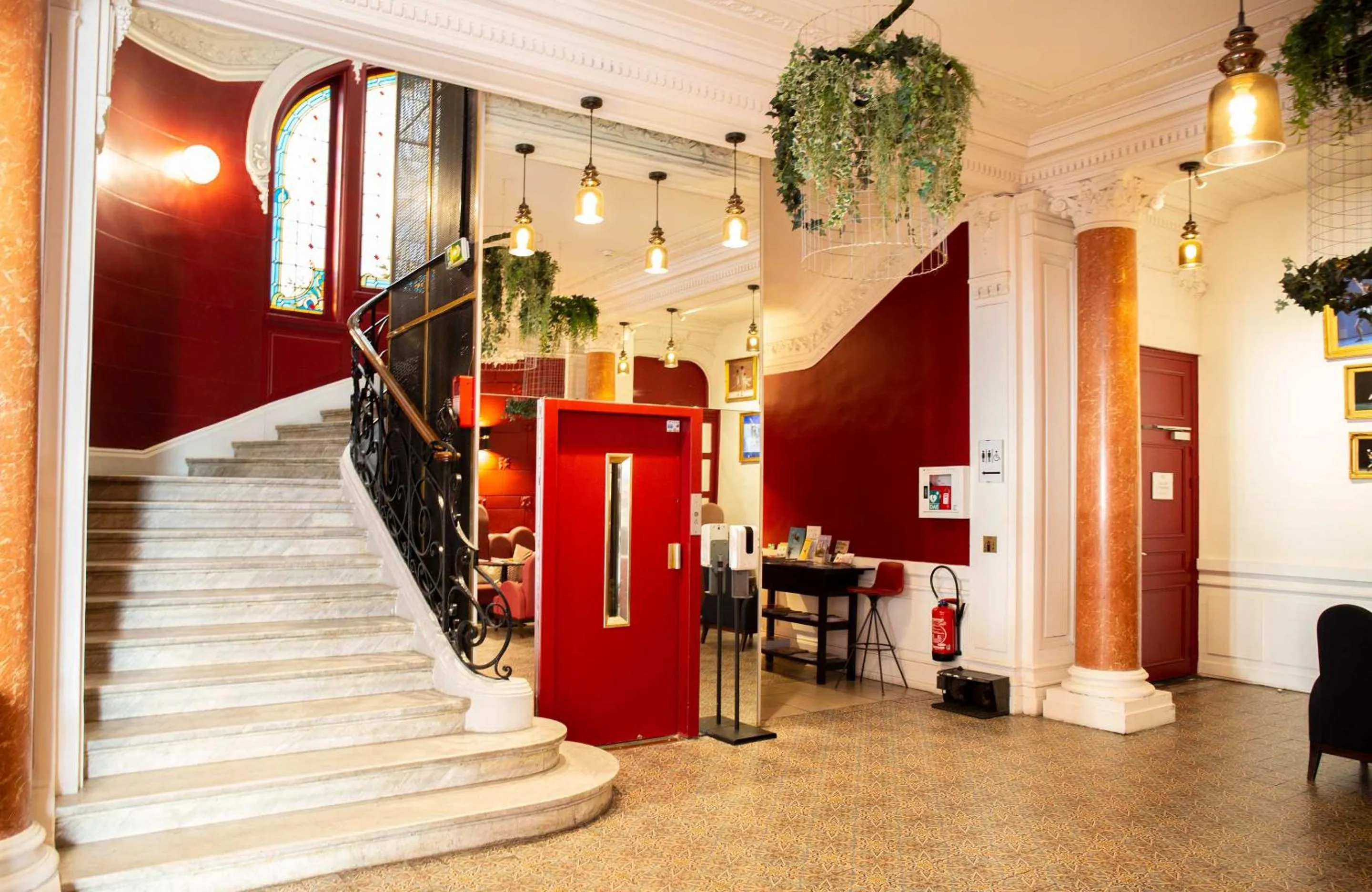 Lobby or reception in Grand Hôtel du Midi Montpellier - Opéra Comédie