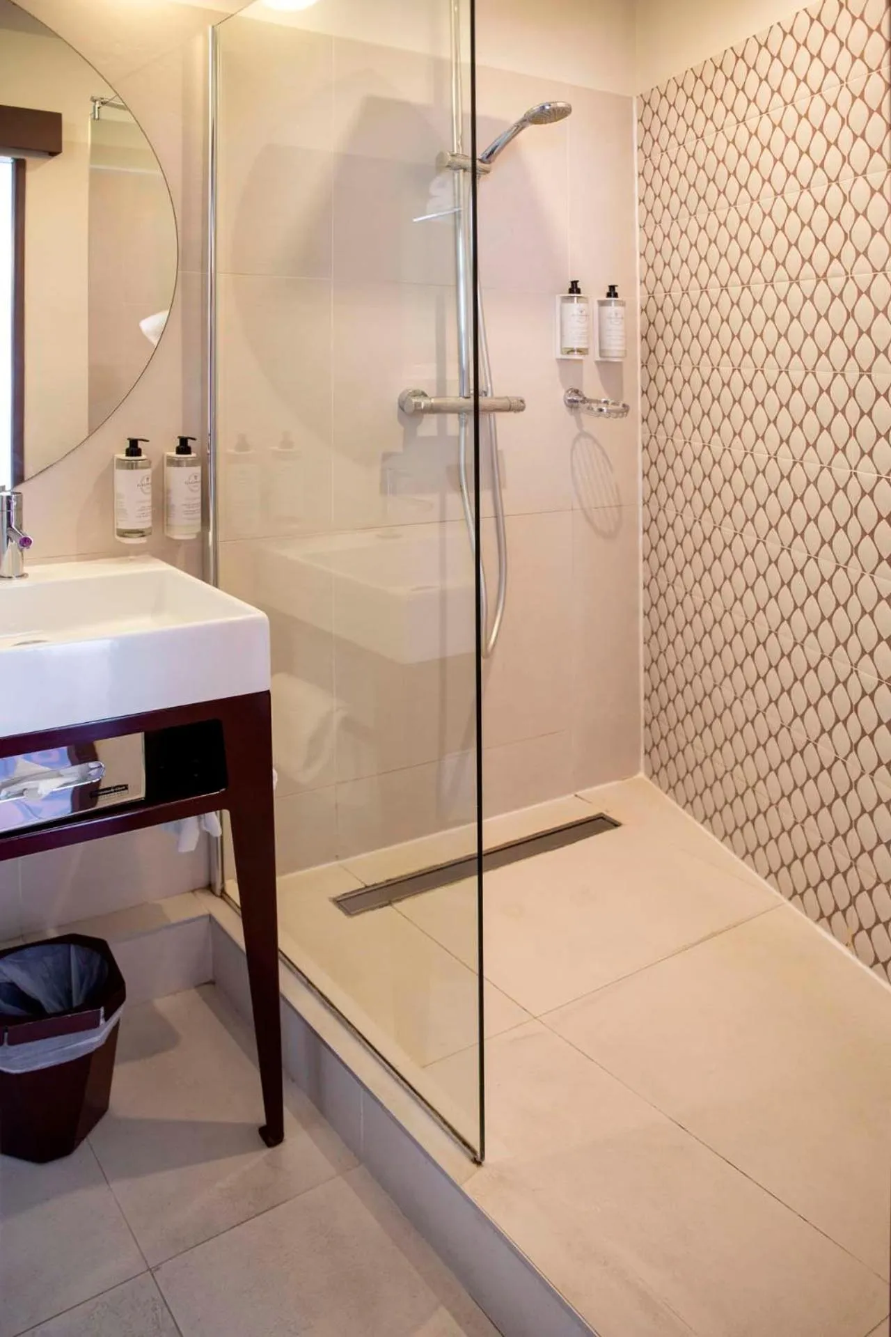 Shower in Grand Hôtel du Midi Montpellier - Opéra Comédie