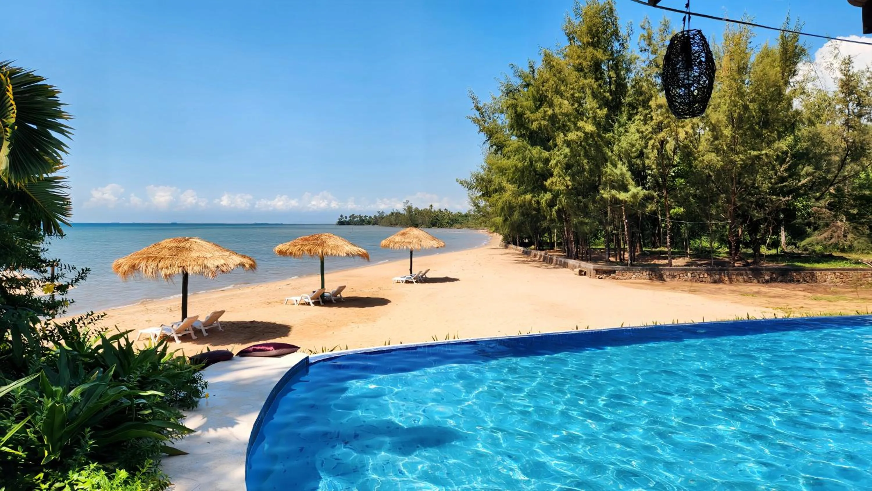 Beach in Nataya Round House Coral Bay Resort