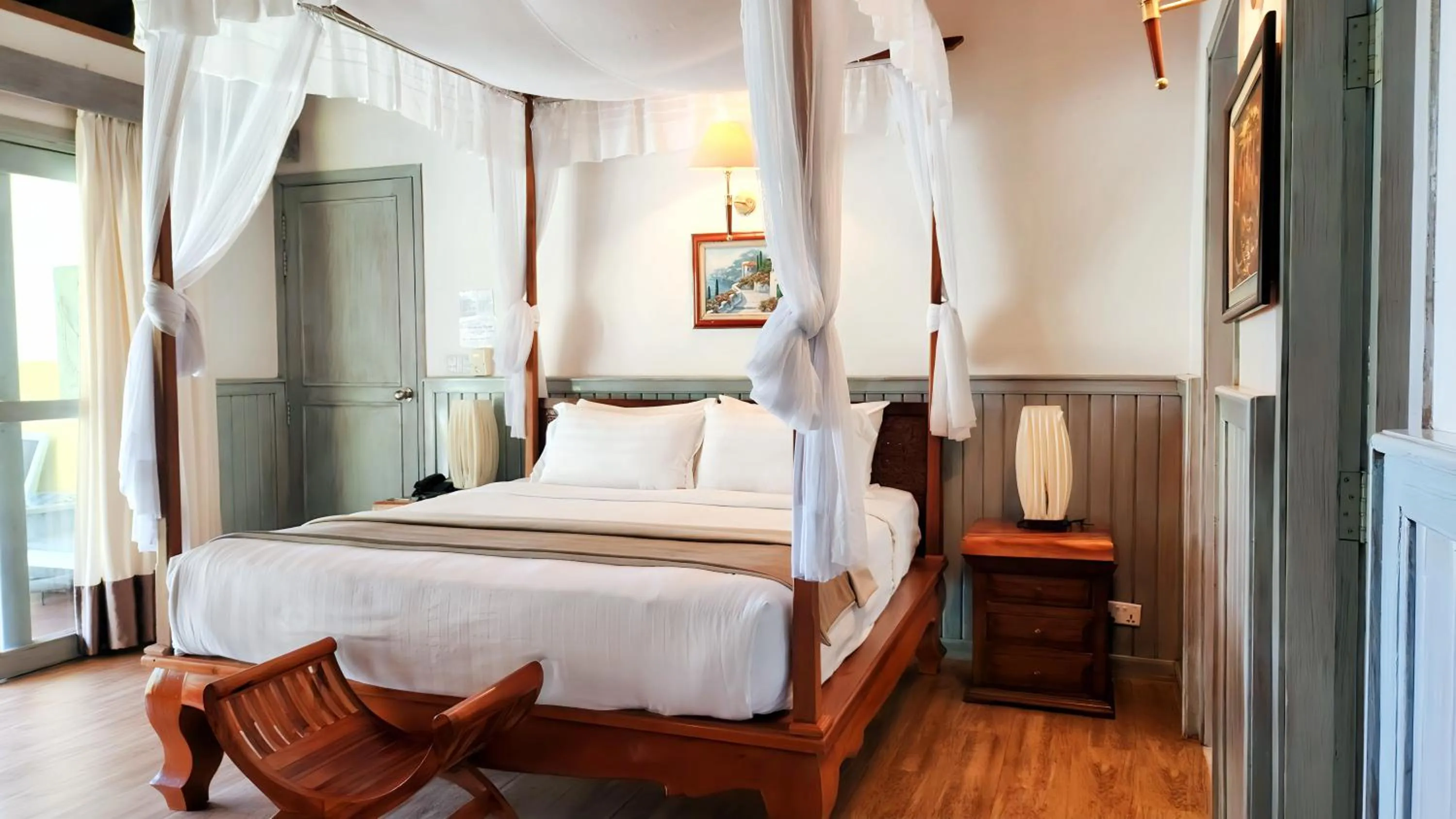 Bed in Nataya Round House Coral Bay Resort