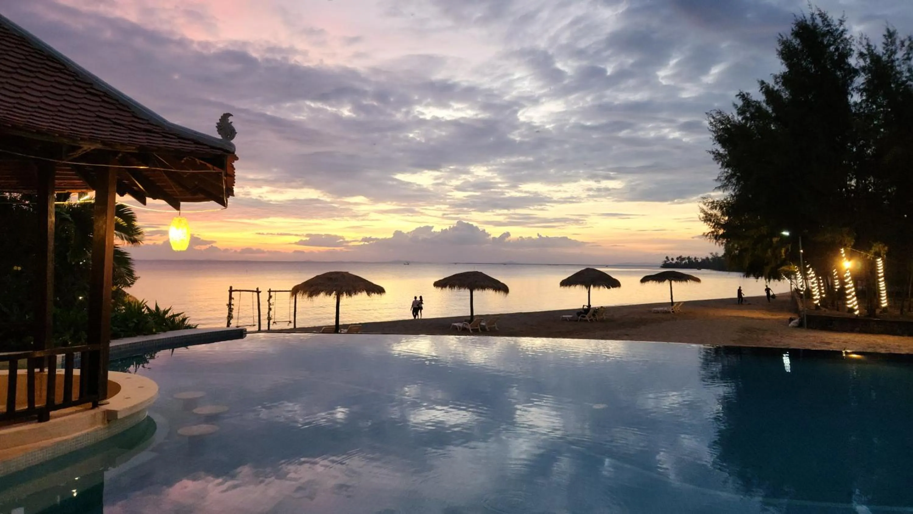 Beach in Nataya Round House Coral Bay Resort