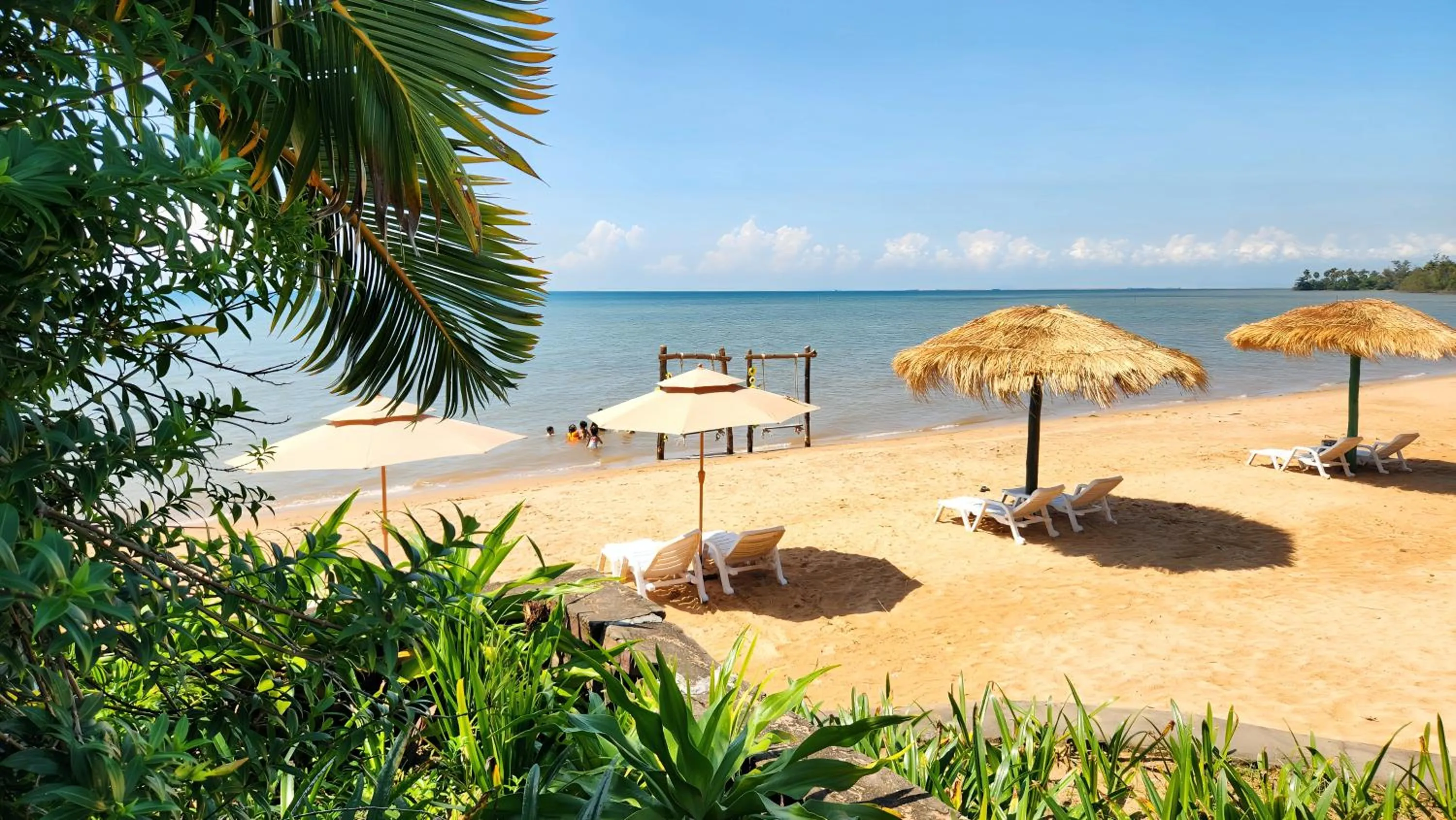 Beach in Nataya Round House Coral Bay Resort