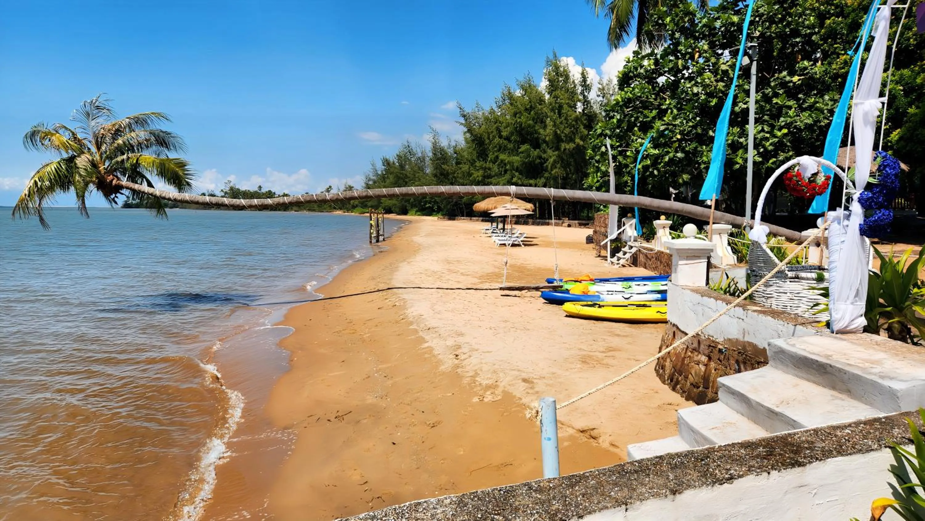 Beach in Nataya Round House Coral Bay Resort