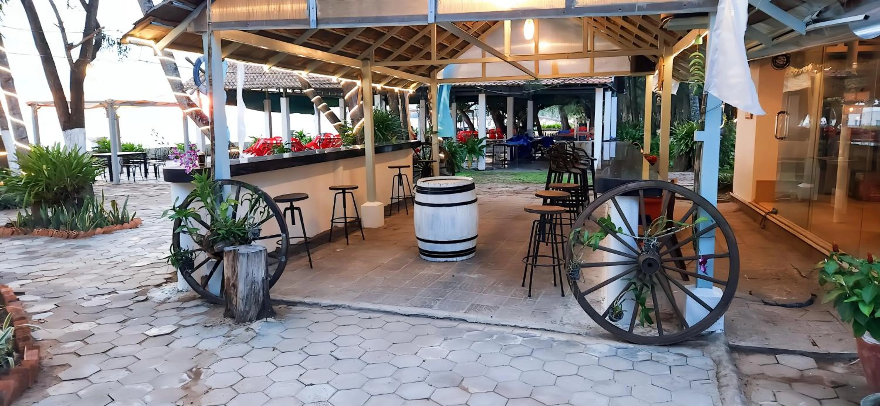 Lounge or bar in Nataya Round House Coral Bay Resort