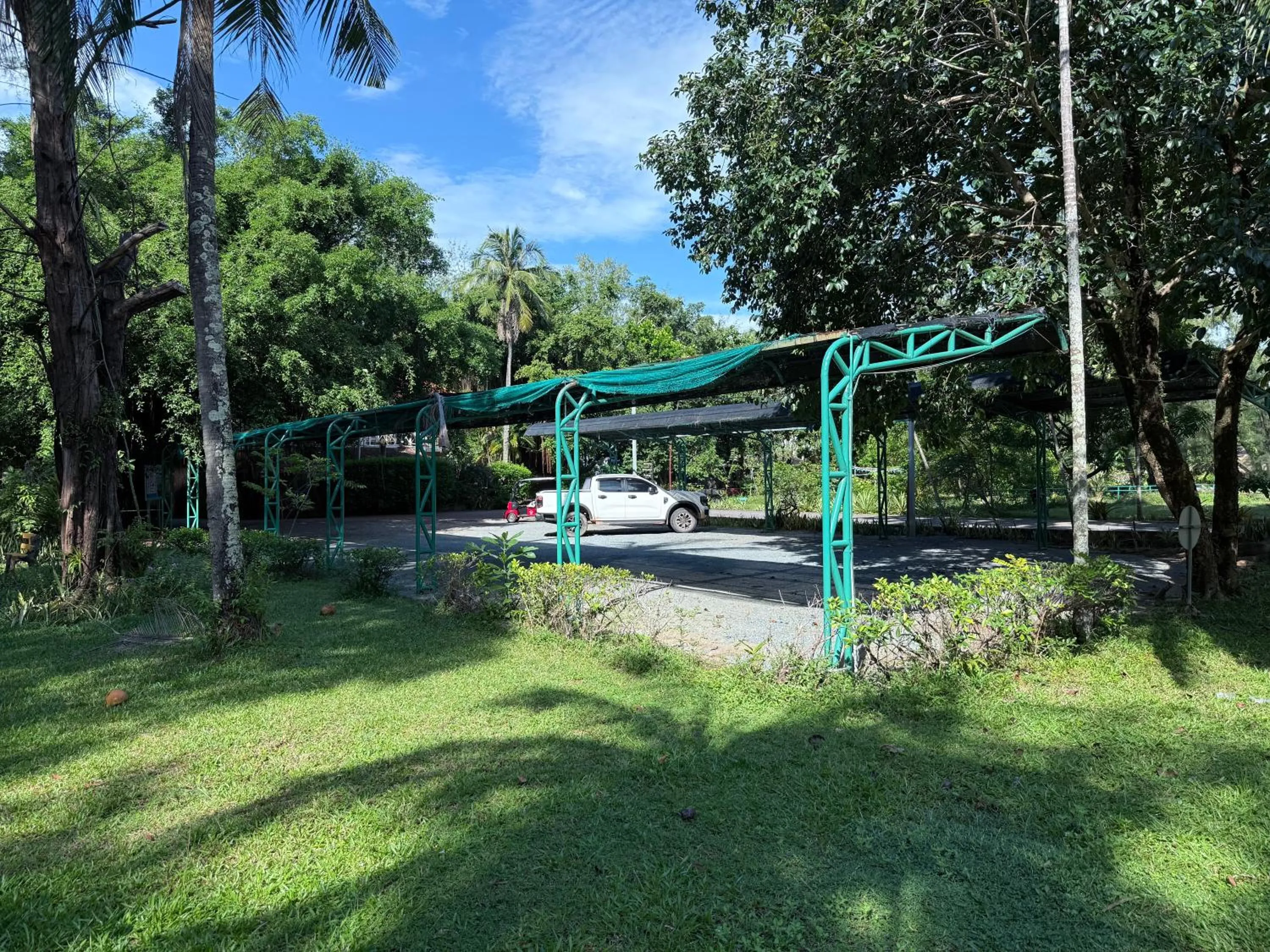 Parking in Nataya Round House Coral Bay Resort
