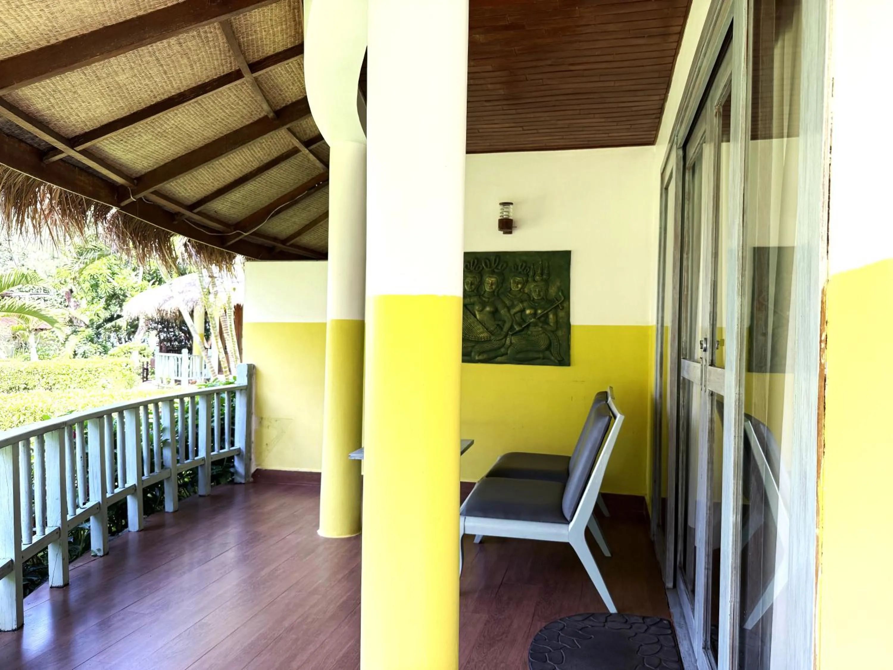 Patio in Nataya Round House Coral Bay Resort