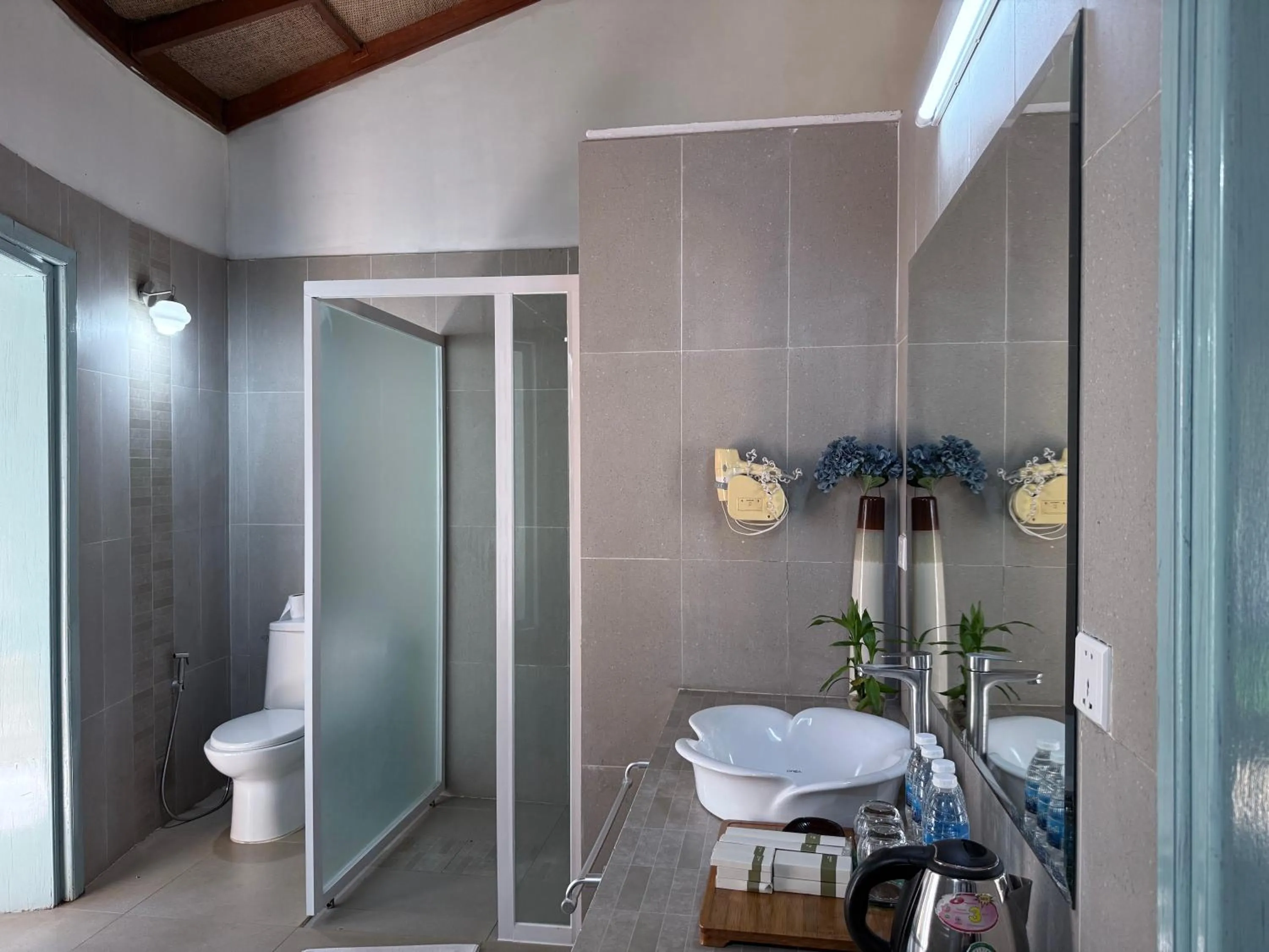 Bathroom in Nataya Round House Coral Bay Resort